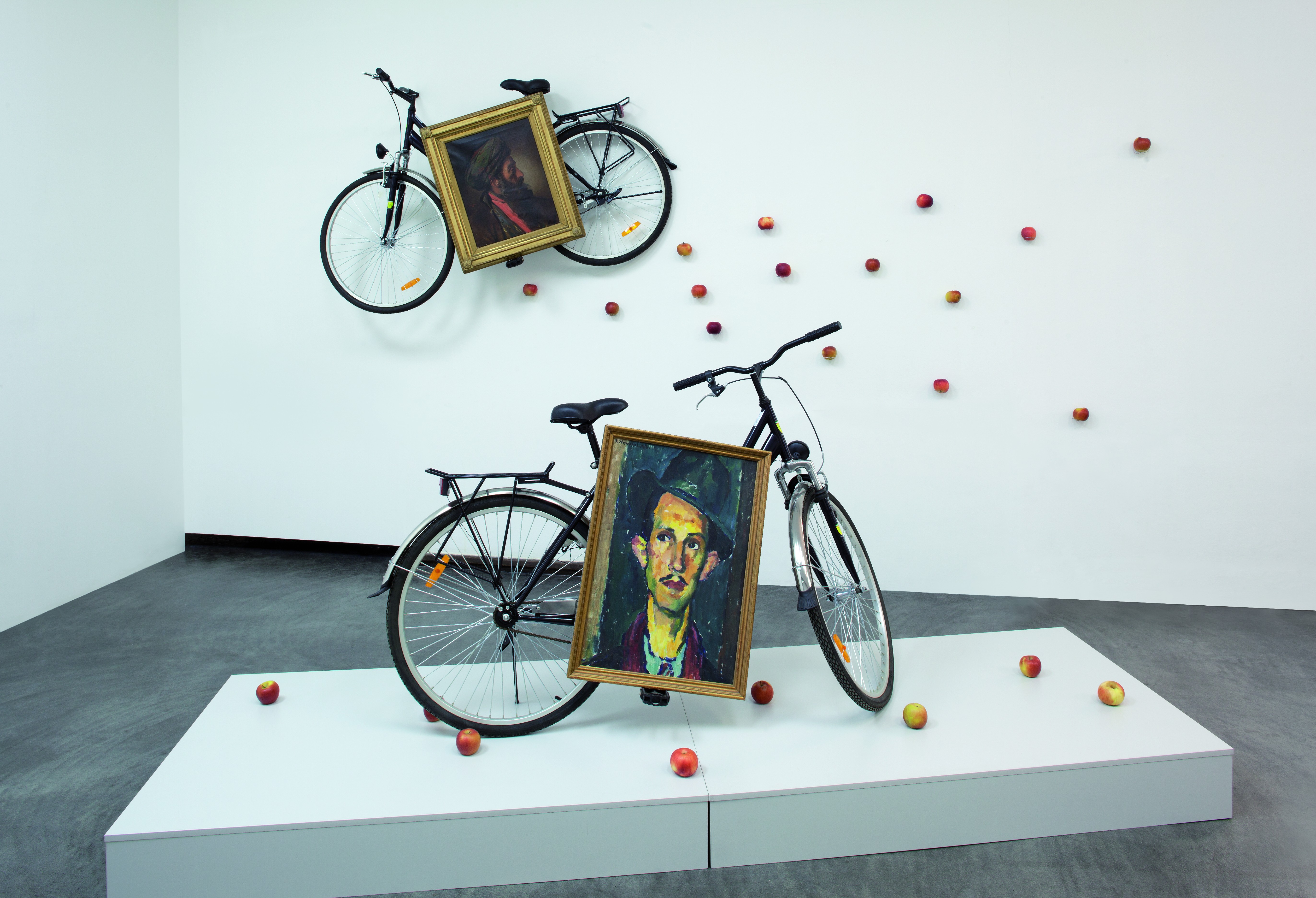 Instalacija napravljena za Mali salon – Ida Zchock, Romolo Venucci, dva bicikla i jabuke