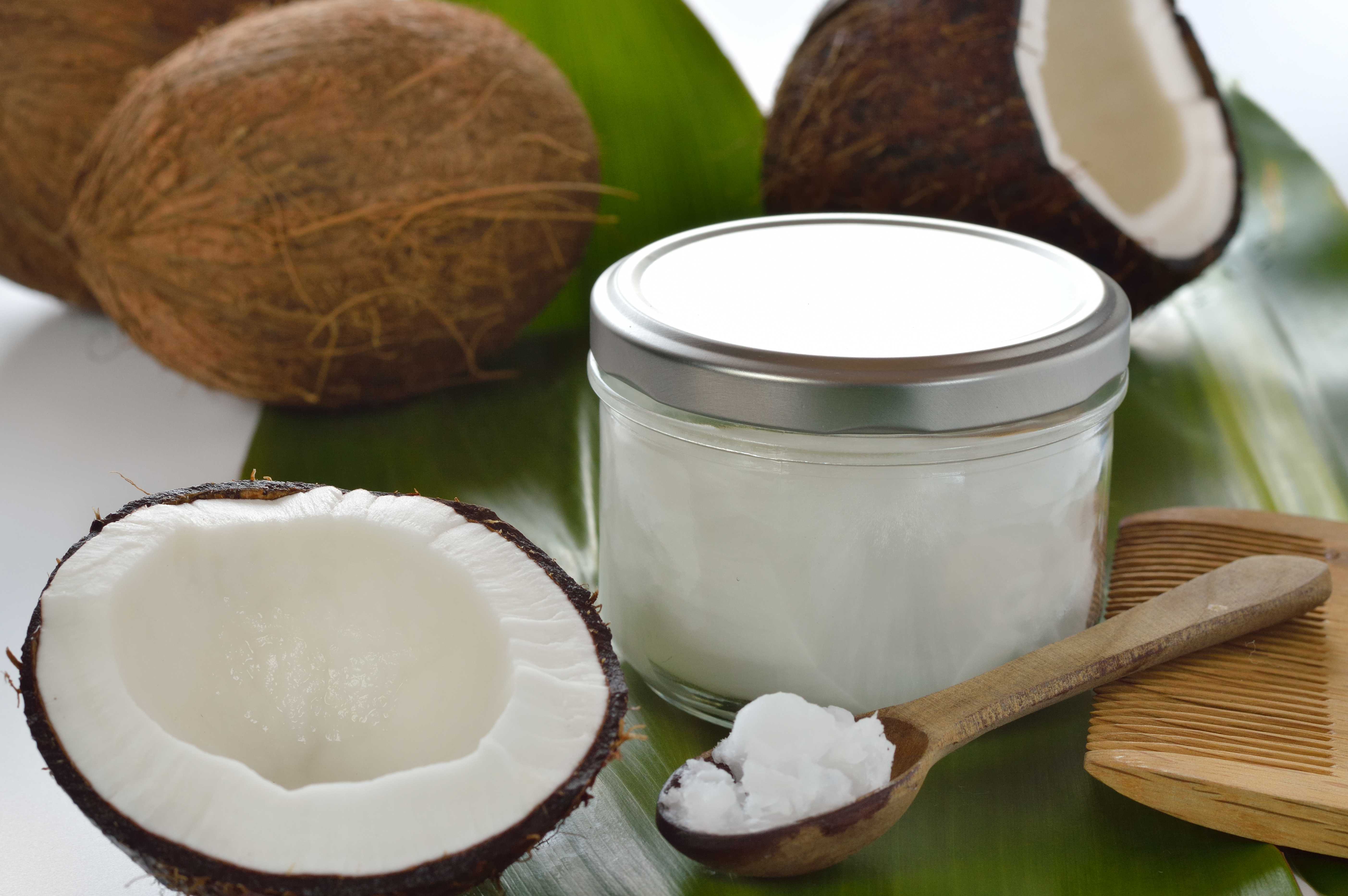 Na hladnijoj temperaturi kokosovo je ulje u čvrstom stanju pa ga se zove i kokosova mast