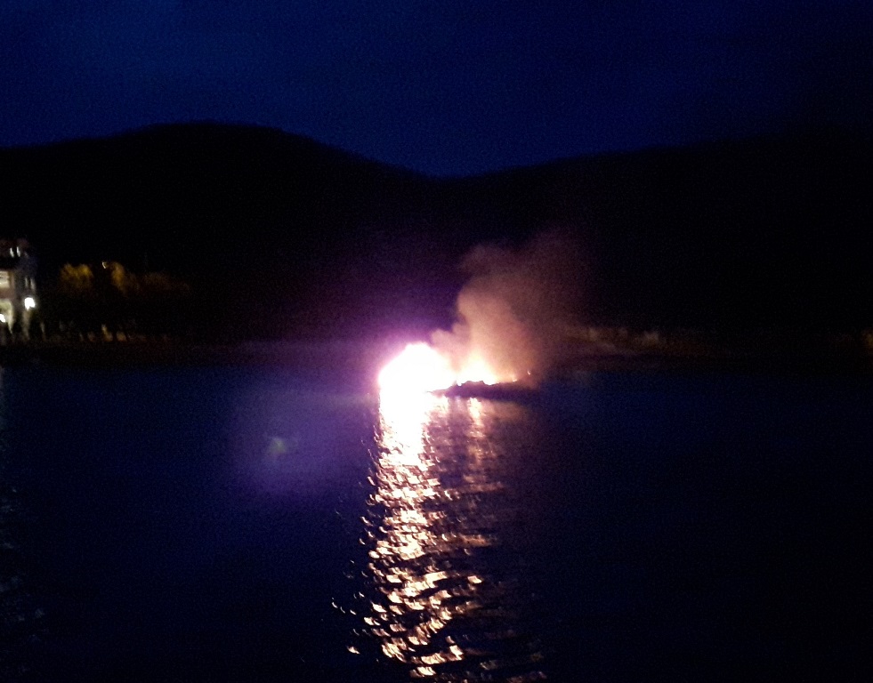 Brodica u plamenu u uvali Široka (otok Ist) / Foto Ministarstvo mora, prometa i infrastrukture