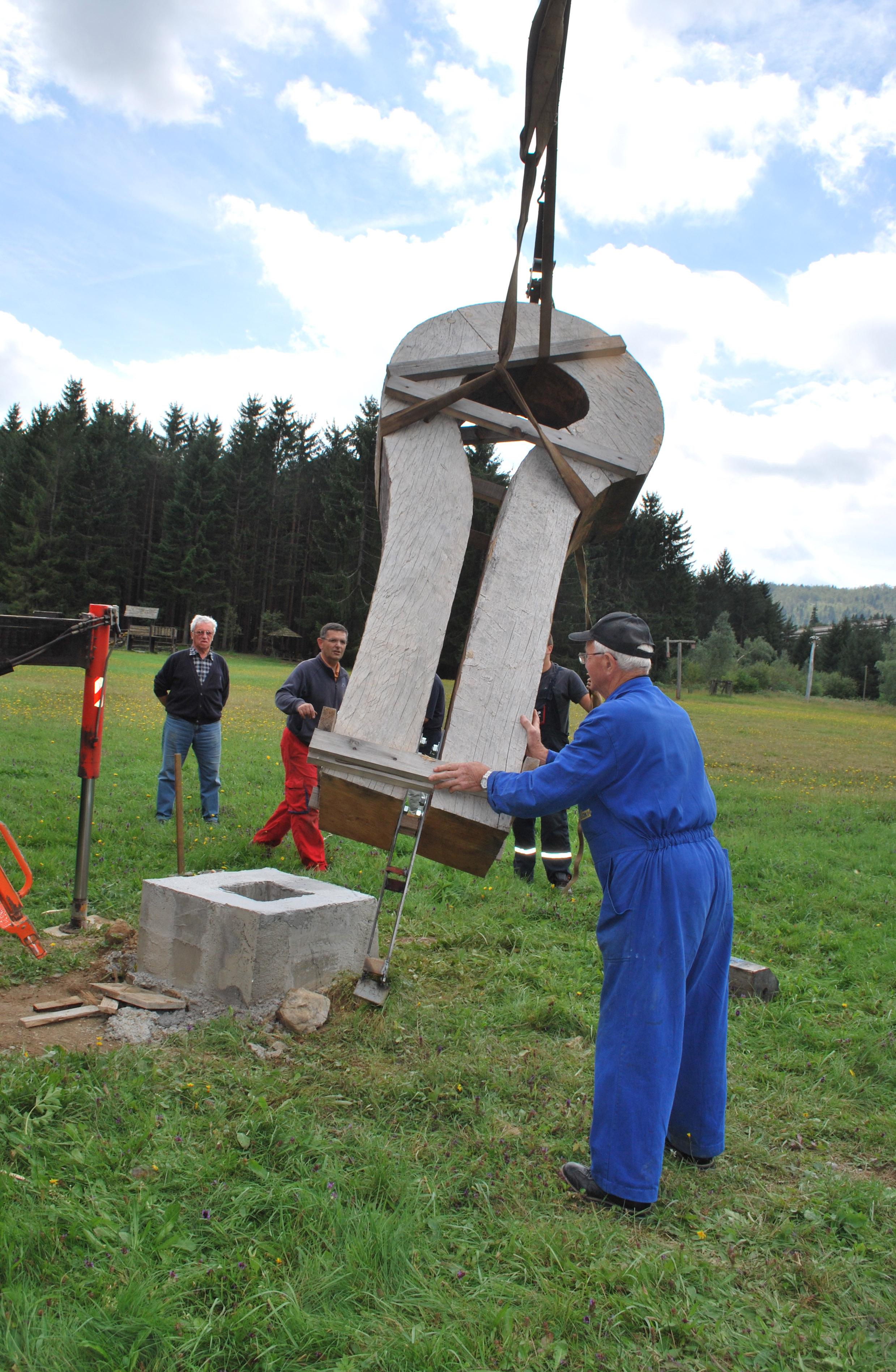 Postavljanje skulpture »Glava« Krešimira Roda u Golubinjaku / Snimio Marinko KRMPOTIĆ