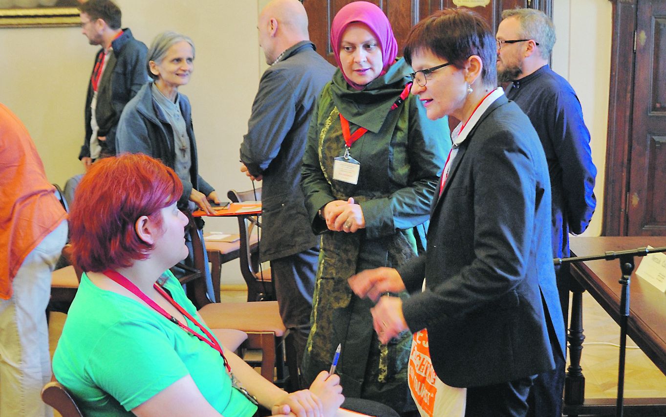 Ana Raffai (desno) u razgovoru sa sudionicima konferencije