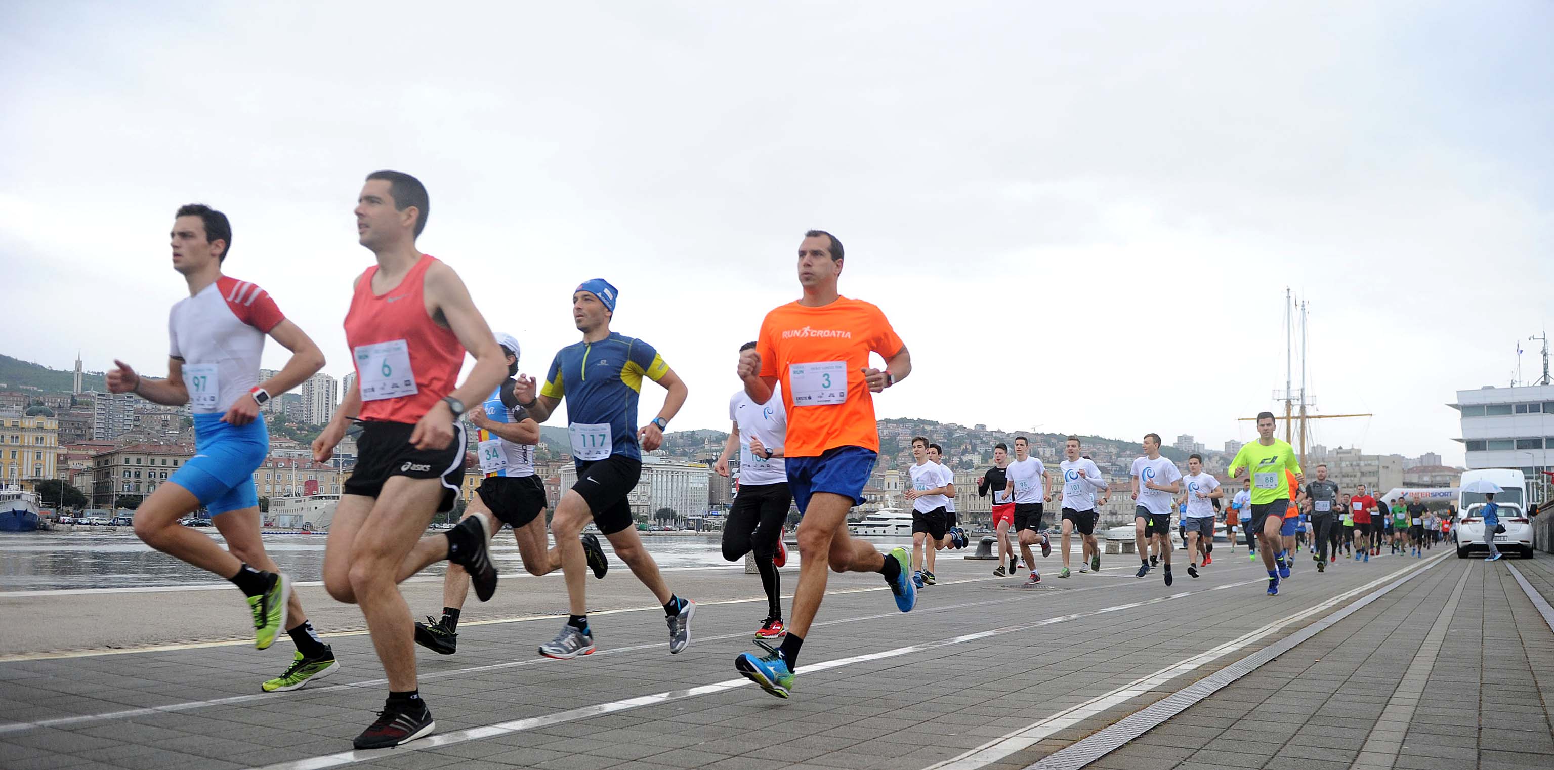 Muška trka na lukobranu / Foto Roni BRMALJ