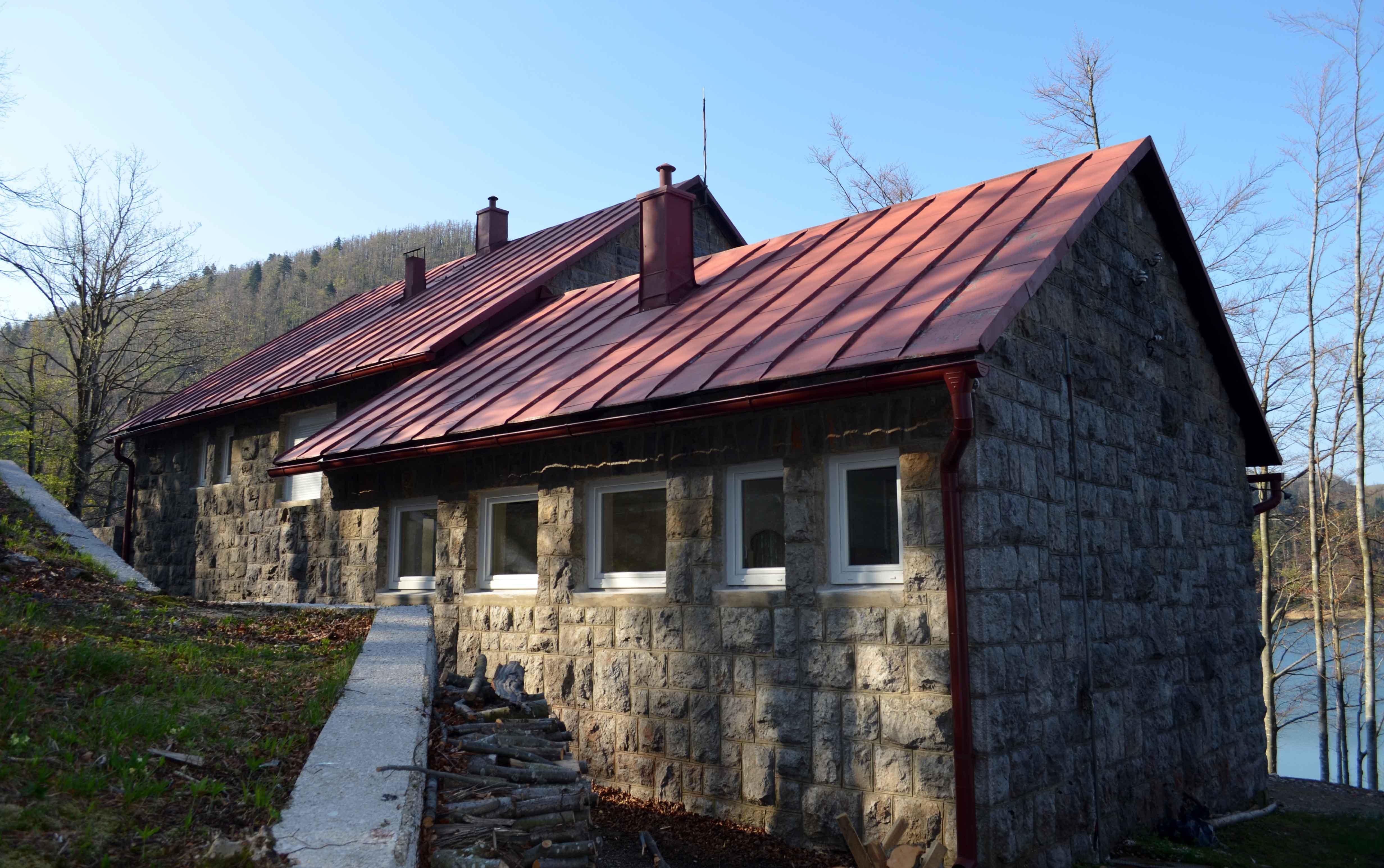 Stara zgrada na Lokvarskom jezeru nakon preuređenja dobit će novu namjenu / Foto M. KRMPOTIĆ