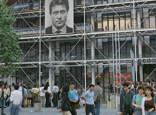 Portret slučajnog prolaznika na muzeju Georges Pompidou u Parizu