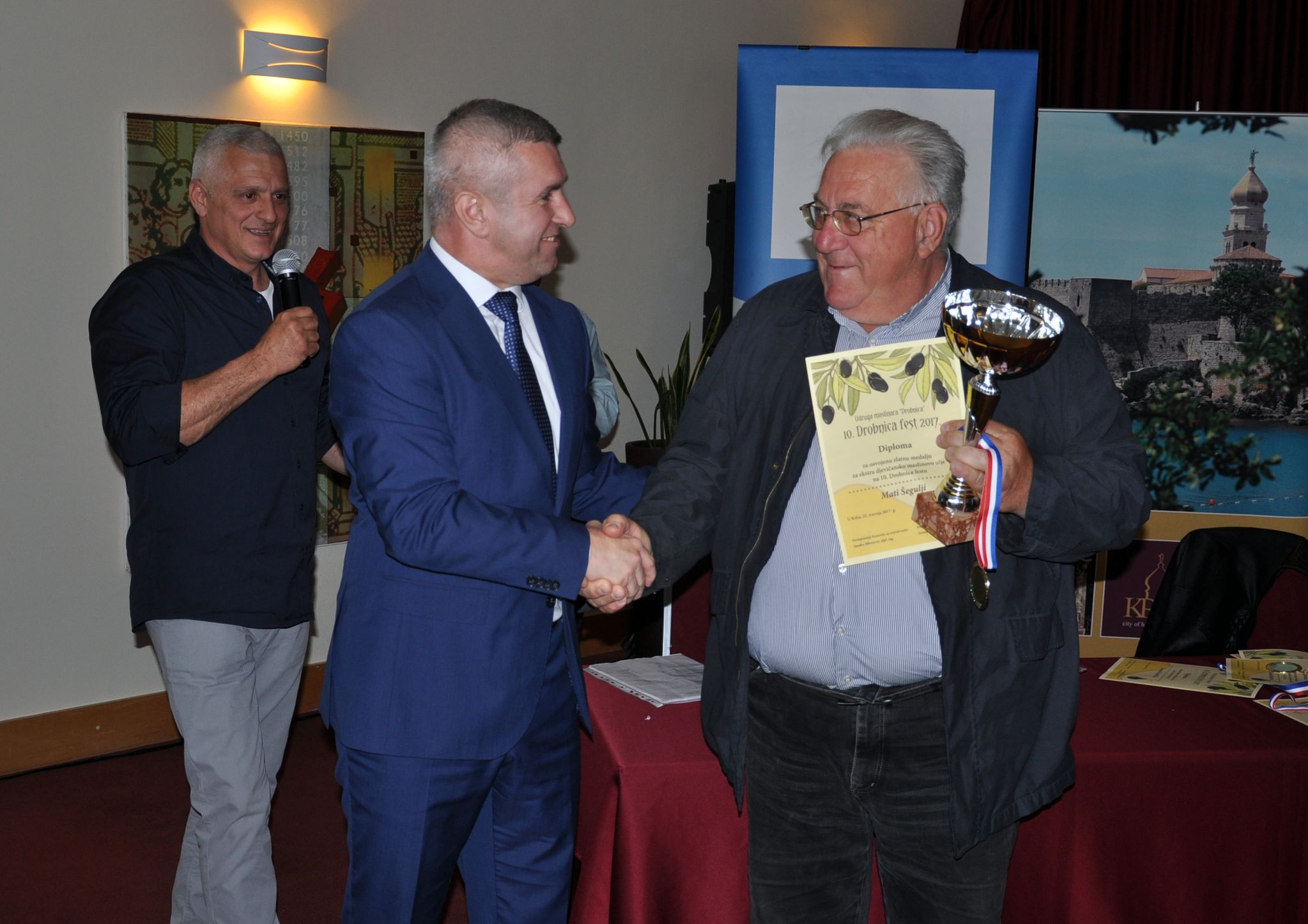 Vlasnik šampionskog ulja Mate Šegulja nagradu je primio od državnog tajnika Tugomira Majdaka