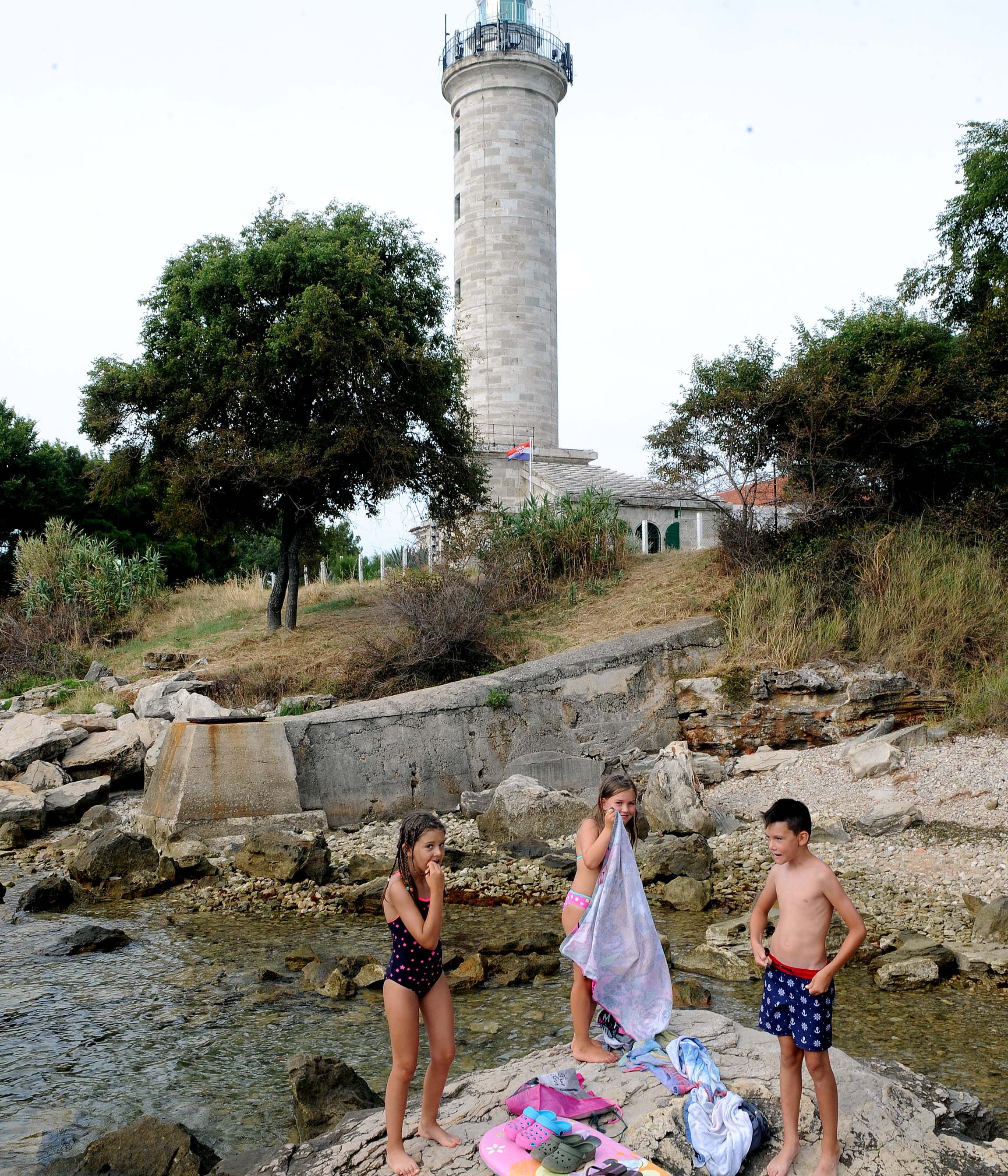 Svjetionik Savudrija – Salvore visok je 36 metara (gledano od razine mora) ili 29 (gledano od razine kopna)