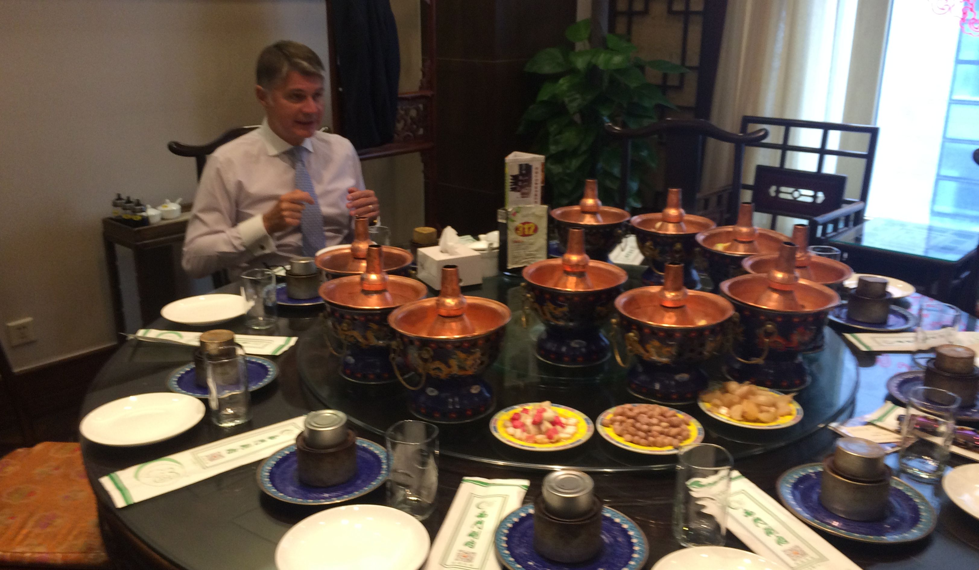 Kinezi znaju što je dobra hrana - hrvatski veleposlanik u očekivanju opatijskih prijatelja na ručku u Pekingu / Foto Aleksandra KUĆEL-ILIĆ