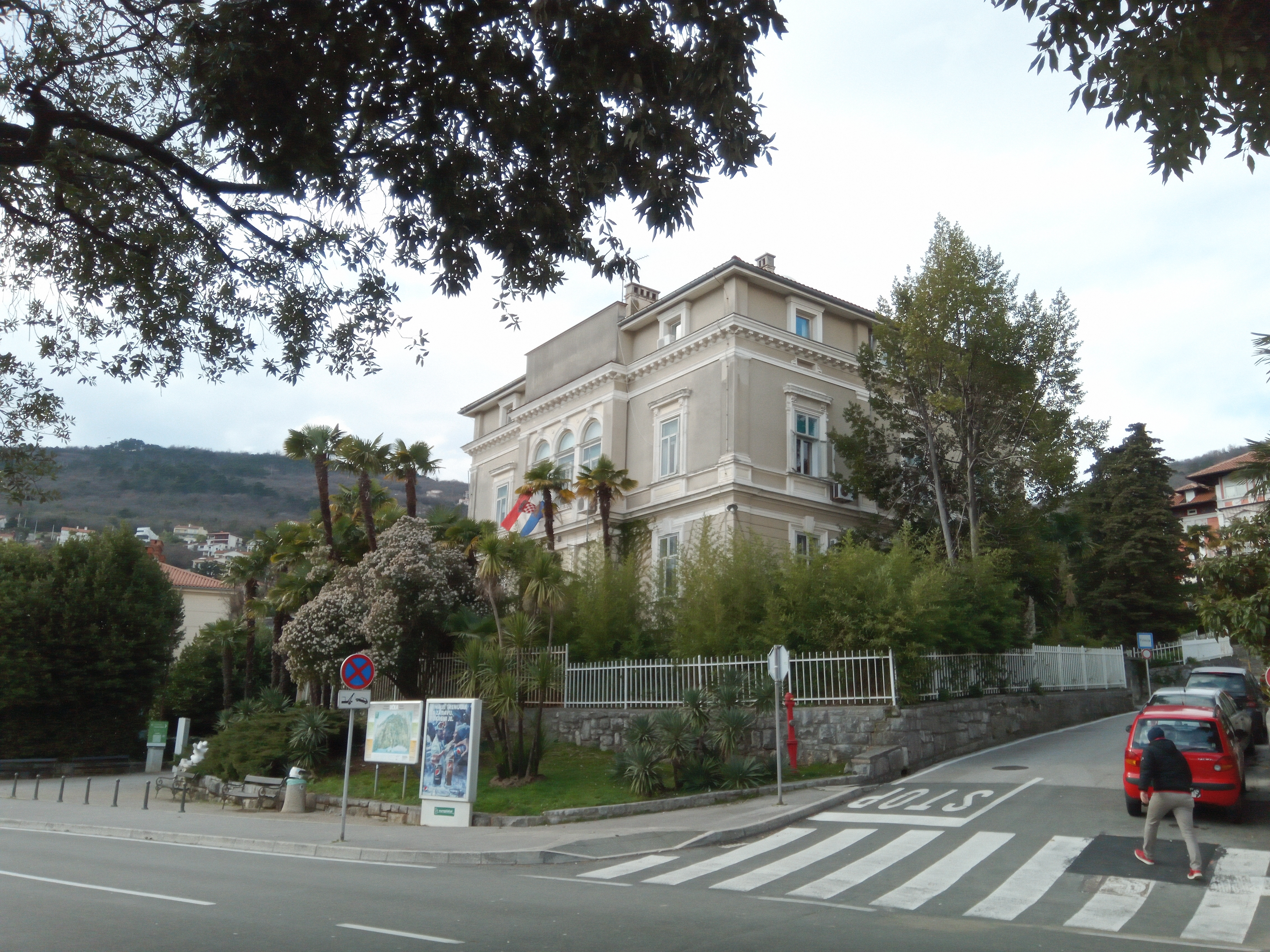 Zgrada u kojoj radi opatijska policija također je vlasništvo grofovske obitelji / Foto Marin ANIČIĆ