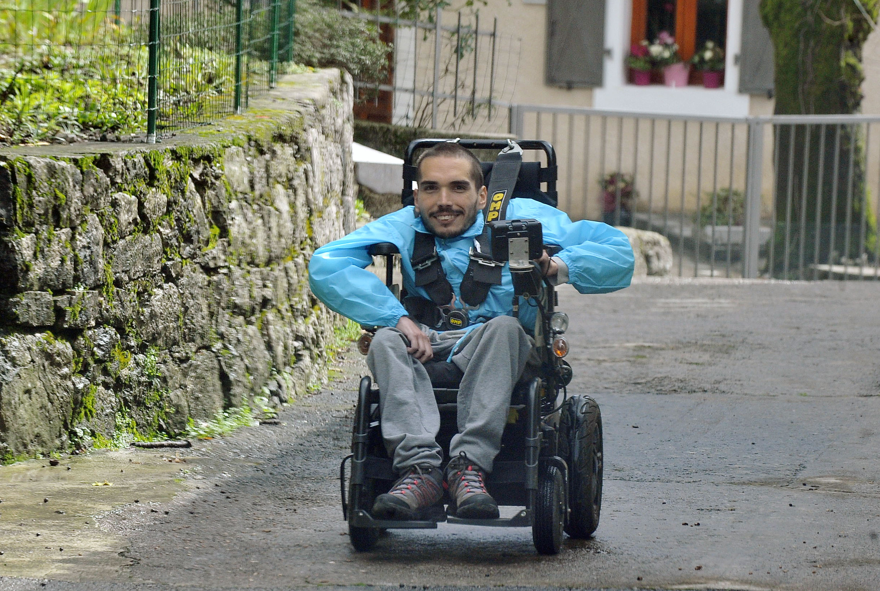 Rolandu Bugnaru iz Veprinca poznati je inovator izradio posebnu bateriju za kolica / Foto Roni BRMALJ