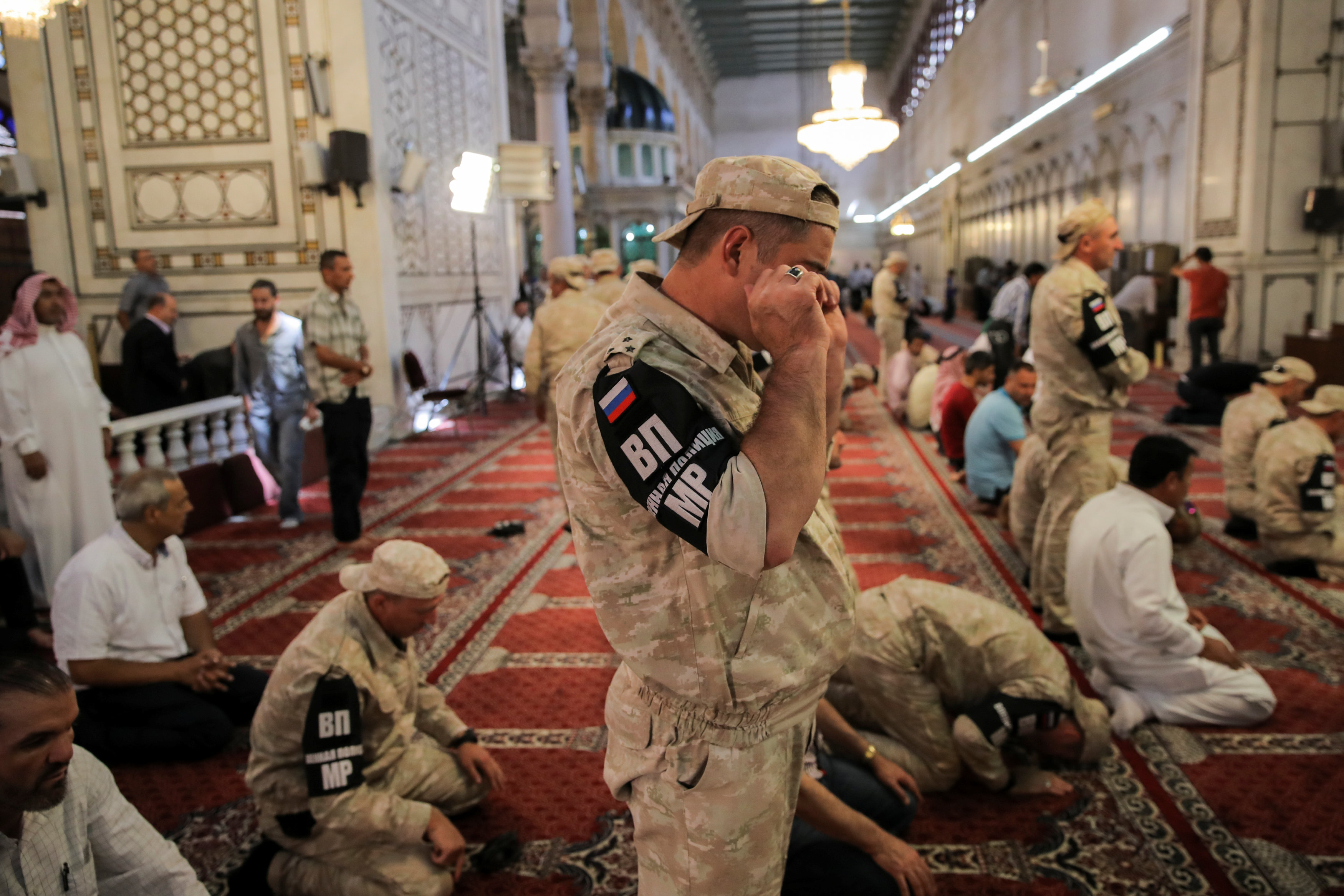 Мусульман солдат. Военные у мечети. Военнослужащие в мечети.