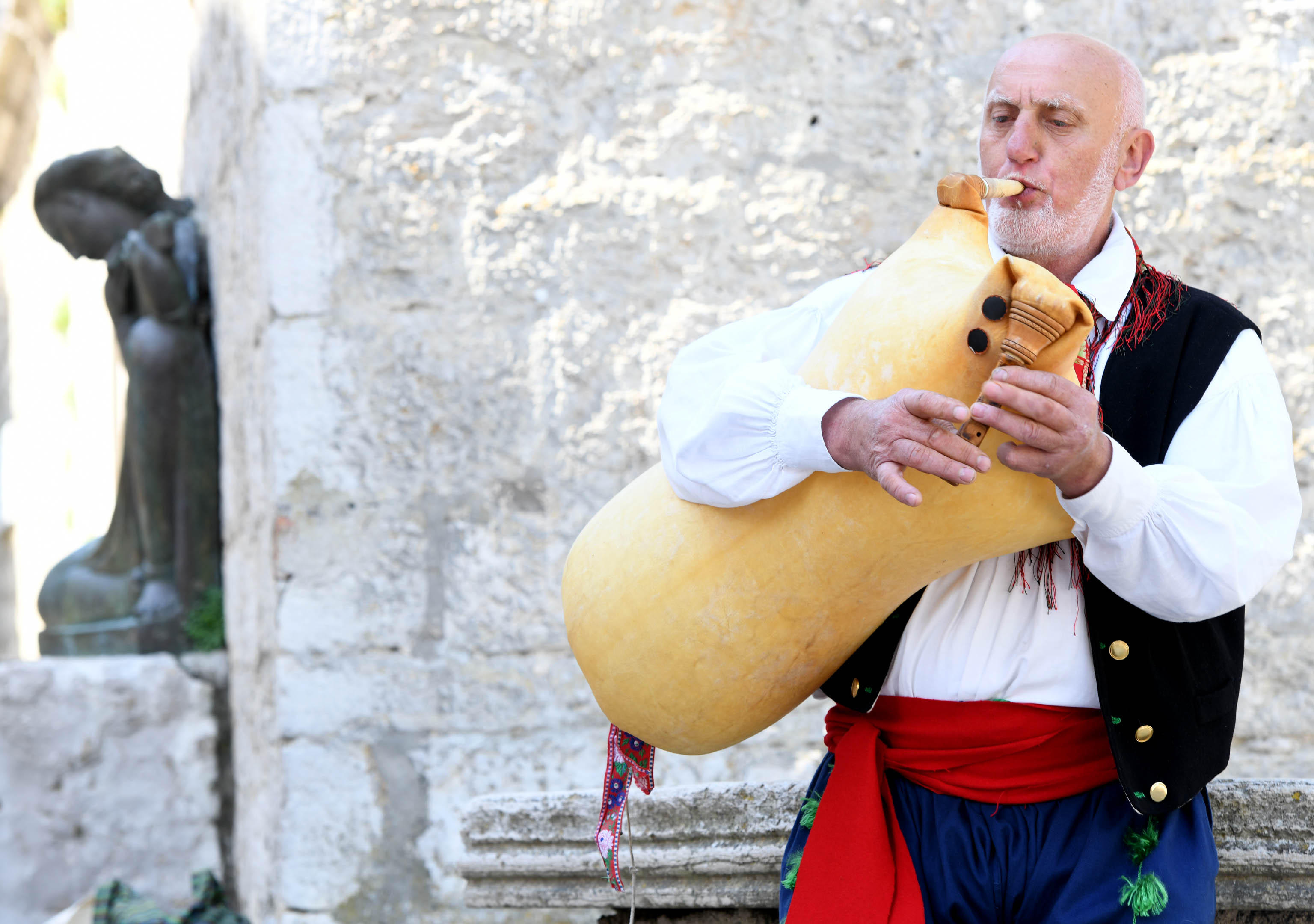 Mario Mužić iz Orleca na Festivalu mijeha u Nerezinama / Snimio Marko GRACIN