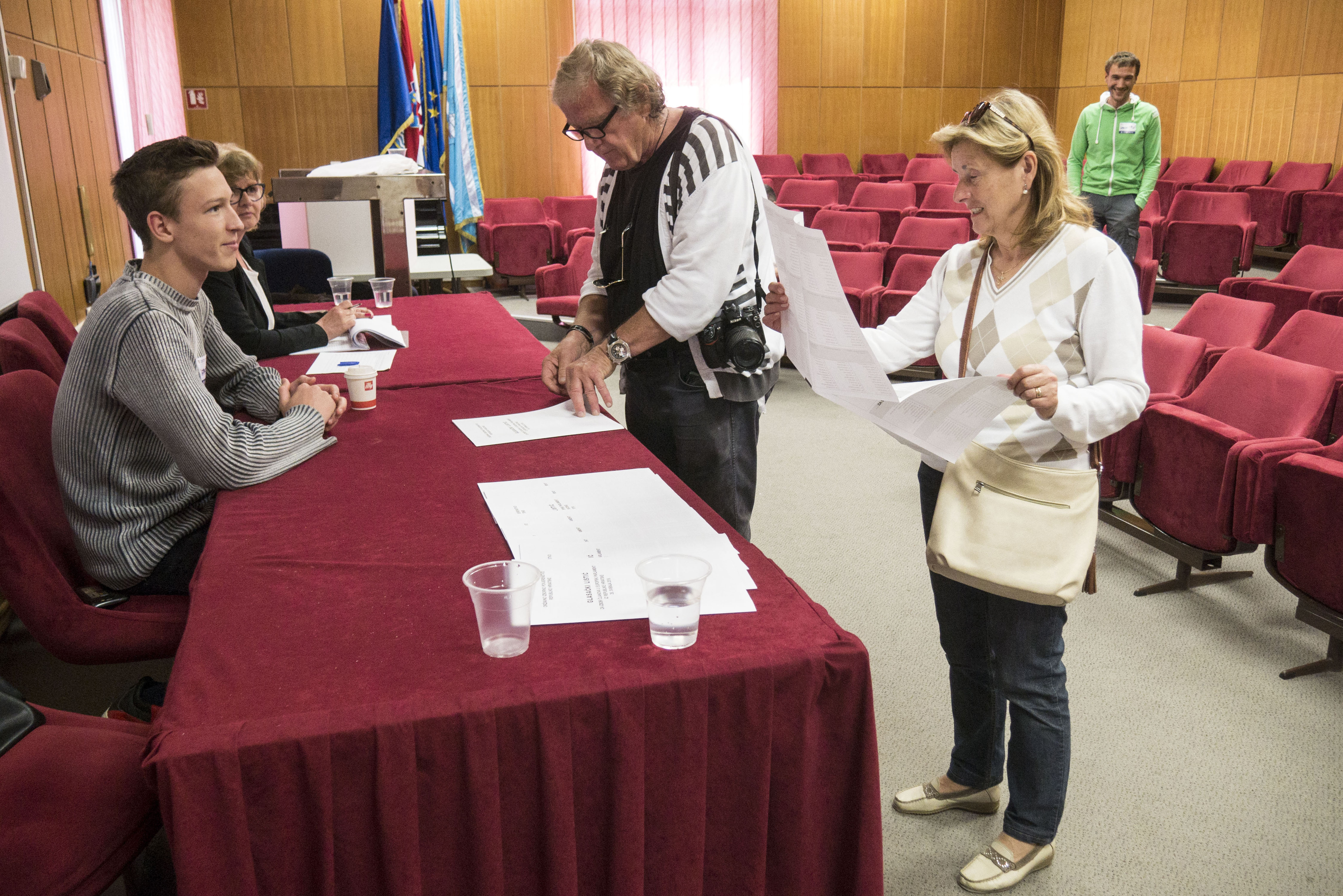 Opatijski birači 26. svibnja na izbornom mjestu u Villi Antonio / Snimio Marin ANIČIĆ