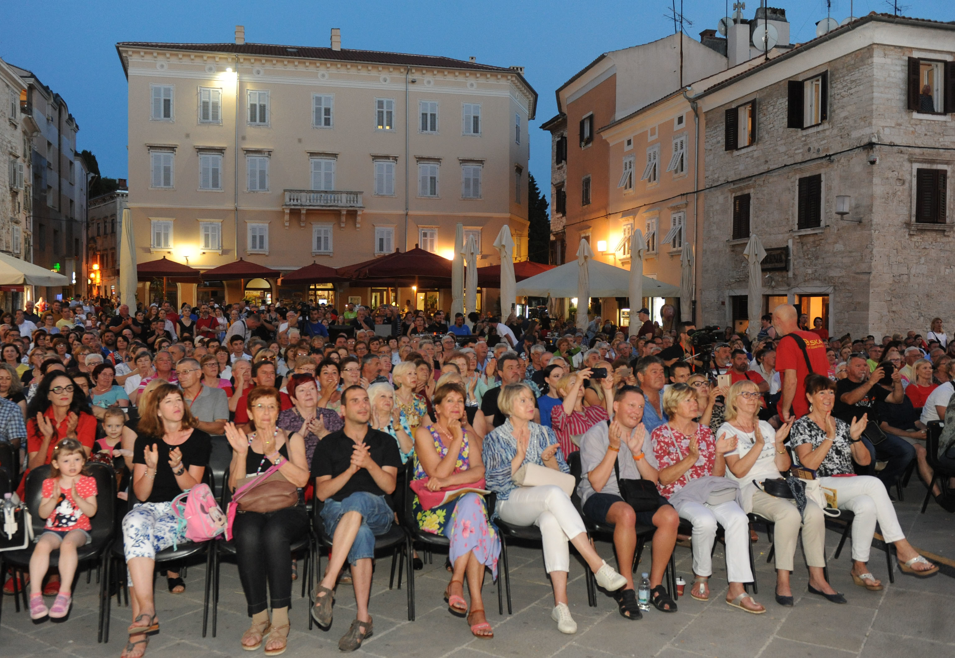 Publika na pulskom trgu Forumu / Snimio Marko GRACIN