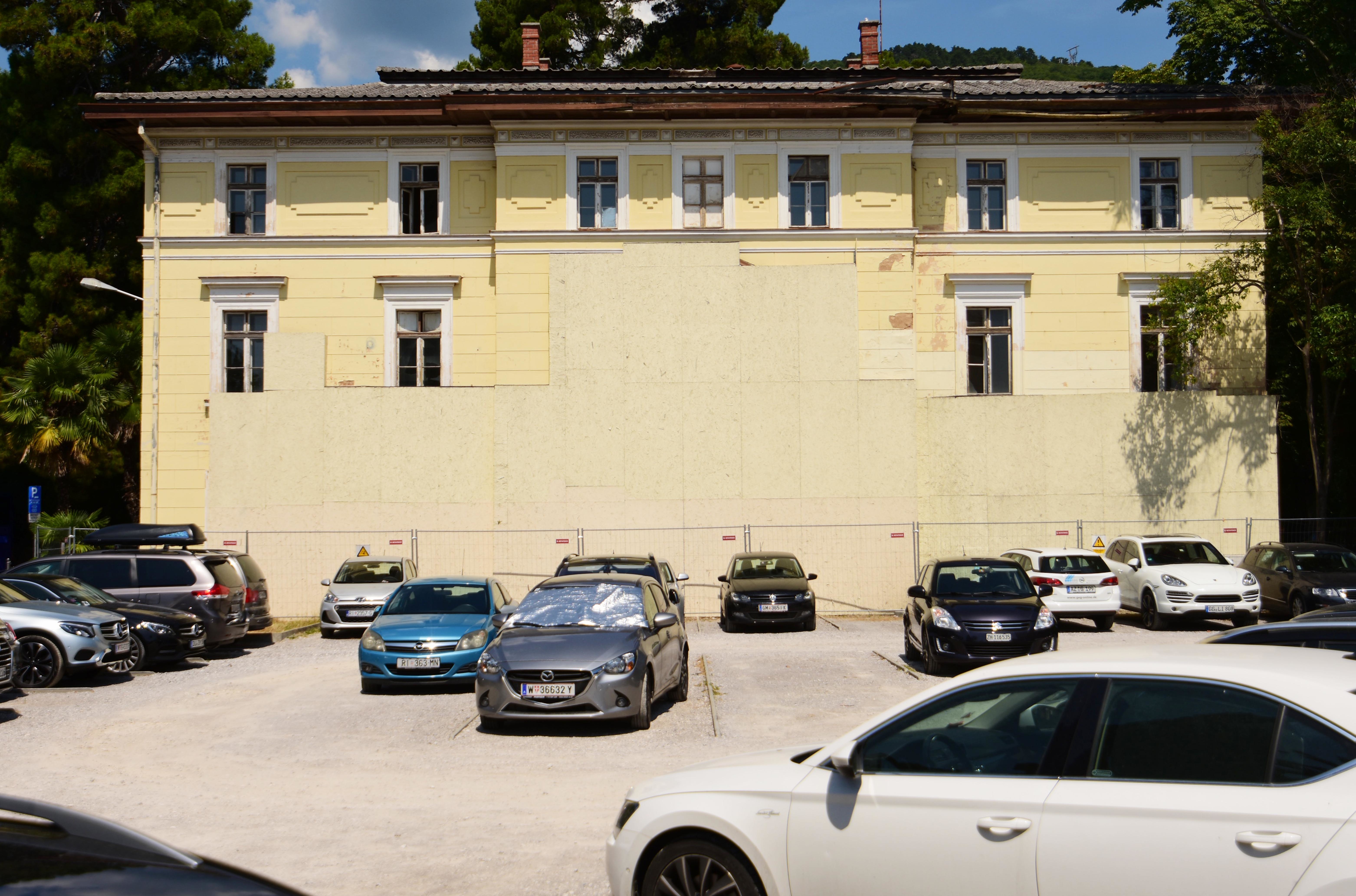 Improvizirano parkiralište na mjestu bivšeg hotela Zagreb / Foto Marin ANIČIĆ