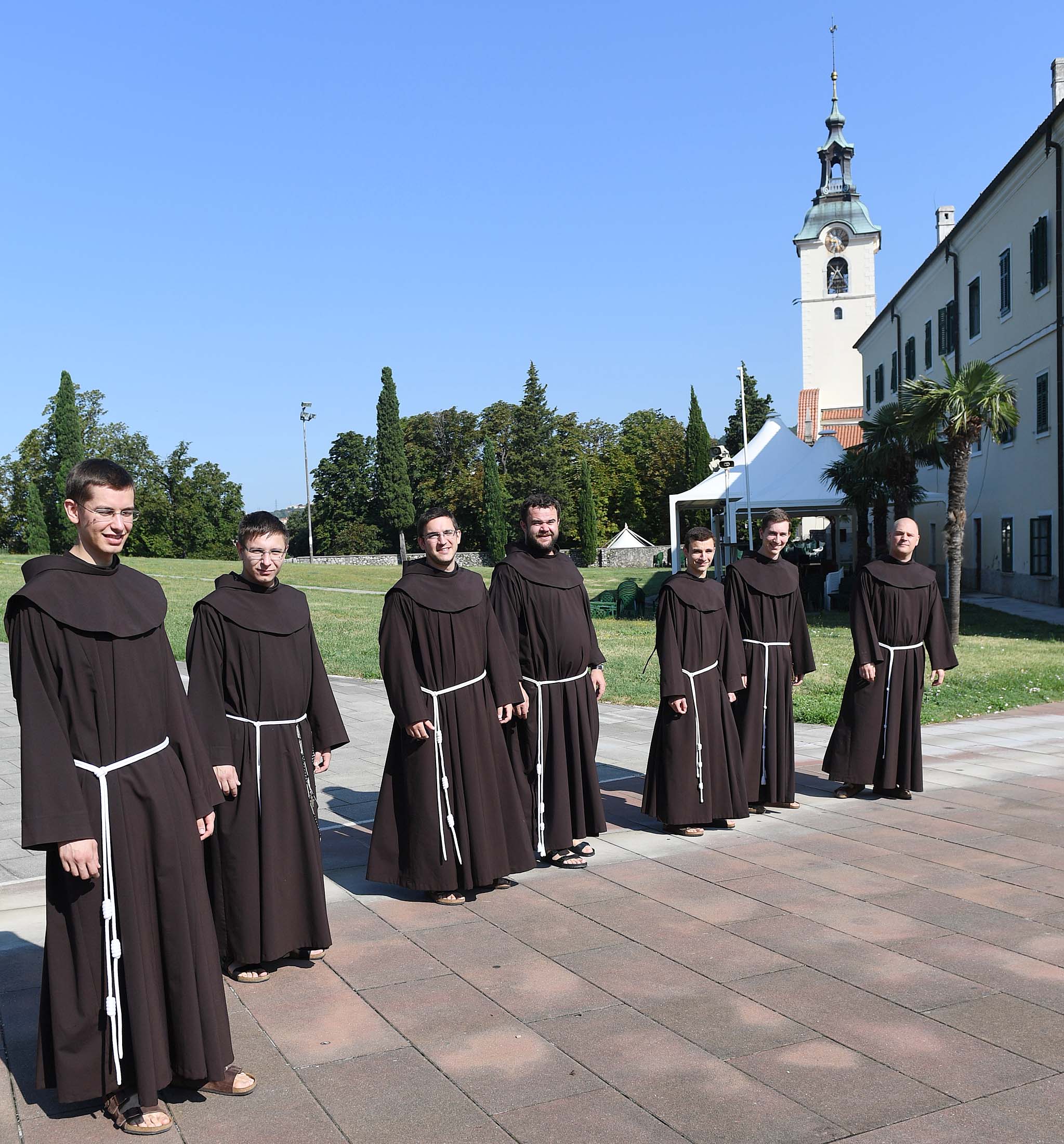 Sedmorica franjevačkih novaka i njihov magistar fra Tomislav Faletar / Foto Ivica TOMIĆ