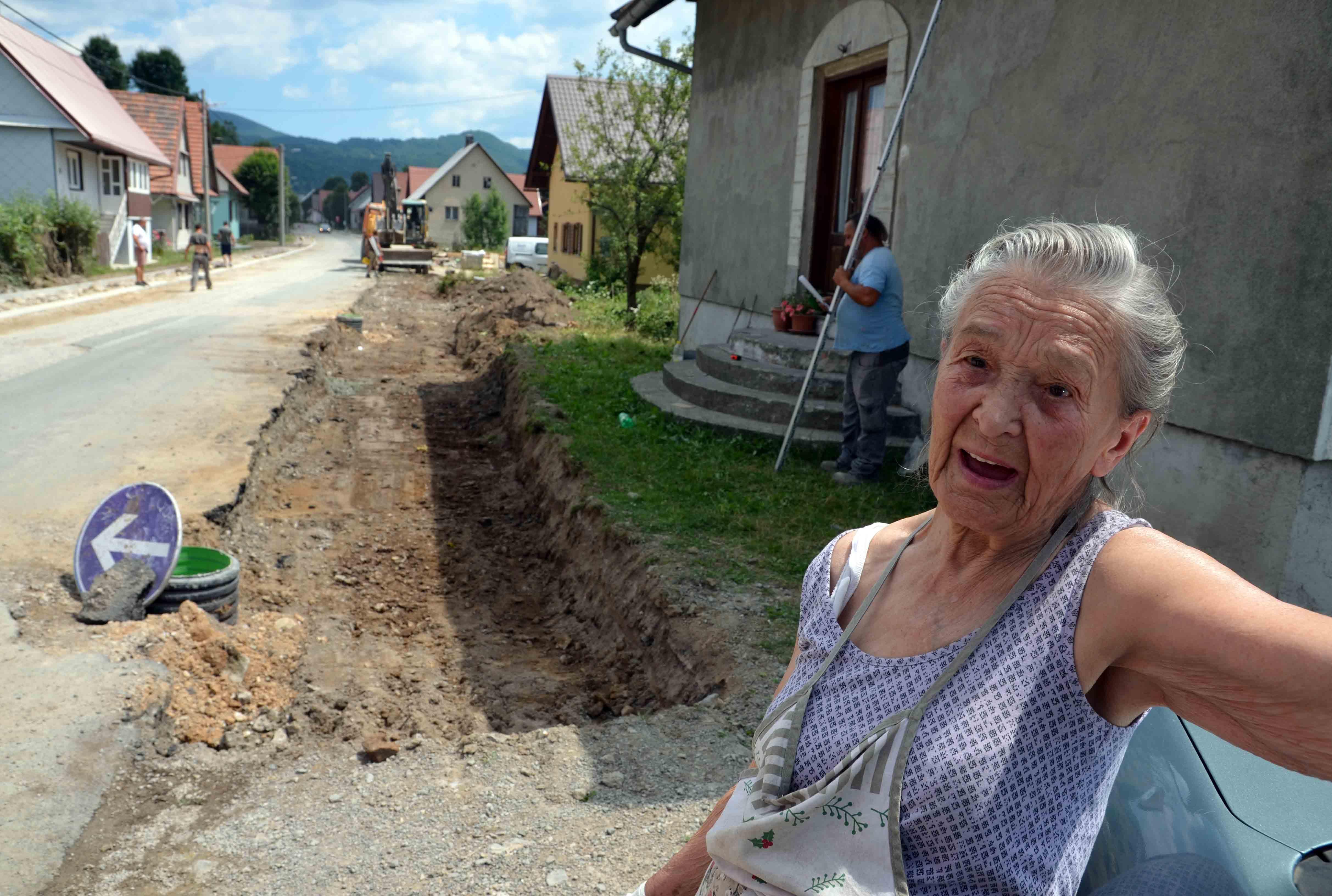 Dragica Gržanić ogorčena zbog rušenja stare lipe / Snimio Marinko KRMPOTIĆ