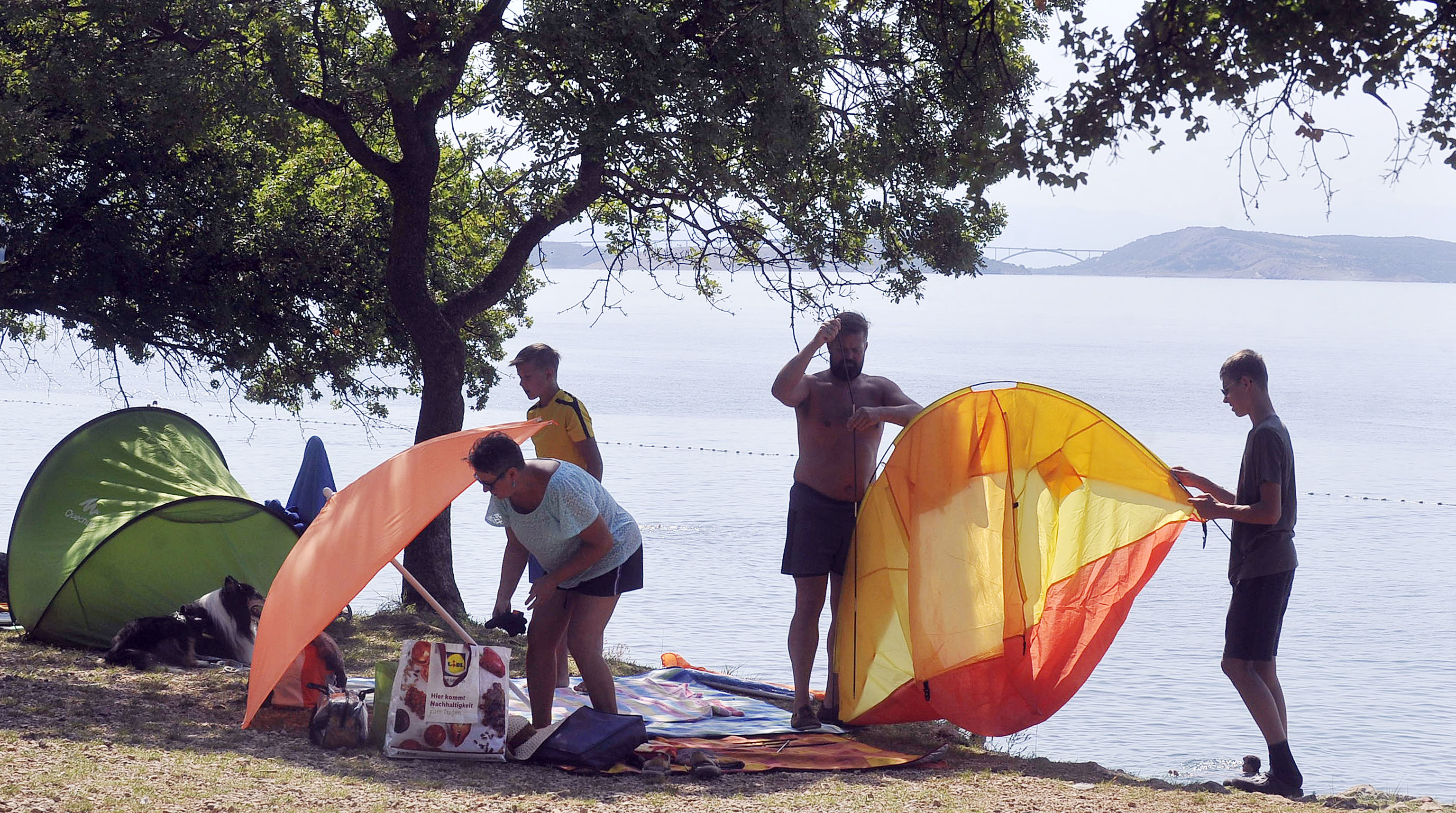 Kostrena: Ako nema hlada, ima suncobrana / Foto Roni BRMALJ