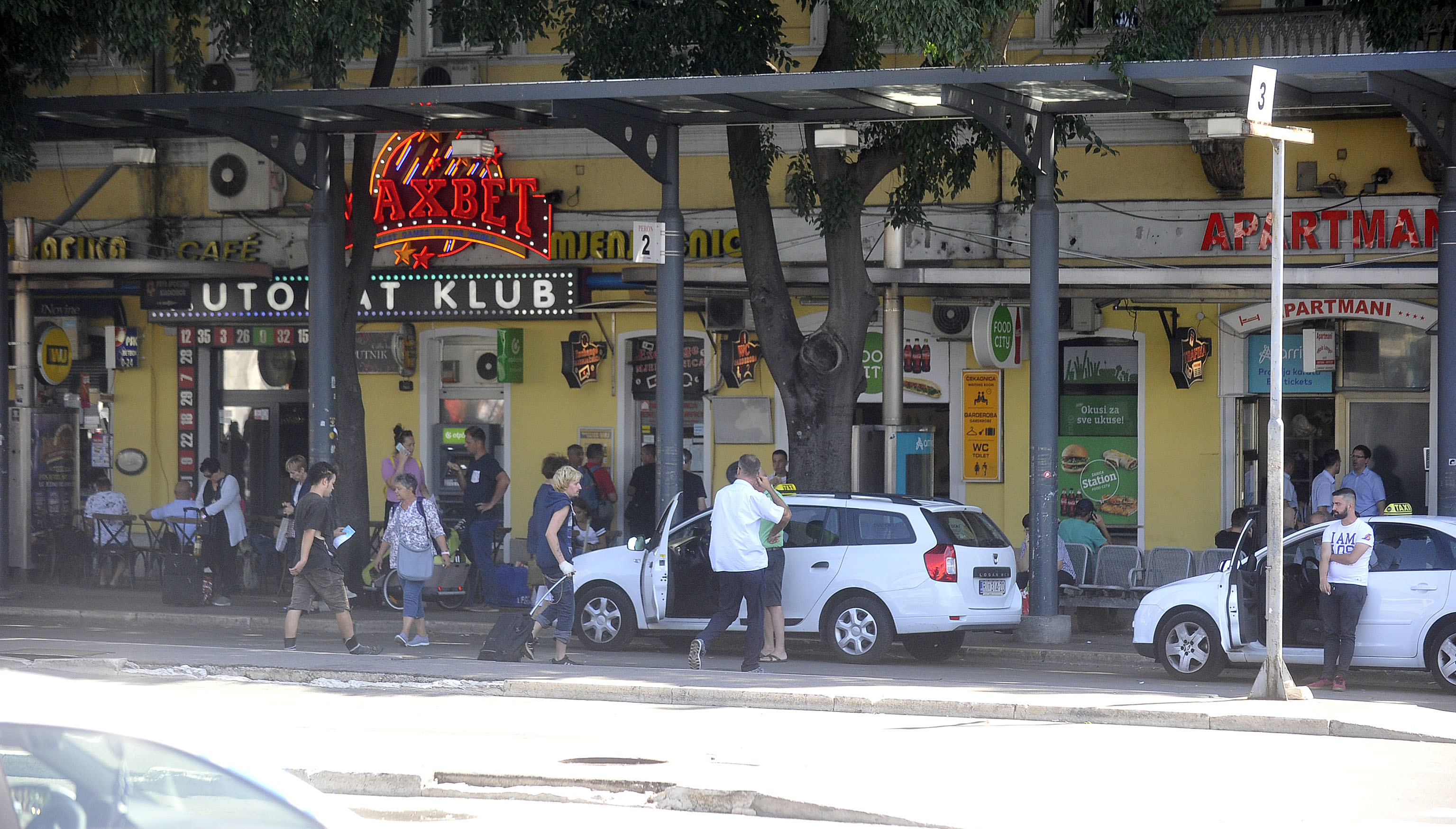 Taksisti se bore za svakog putnika / Snimio Roni BRMALJ