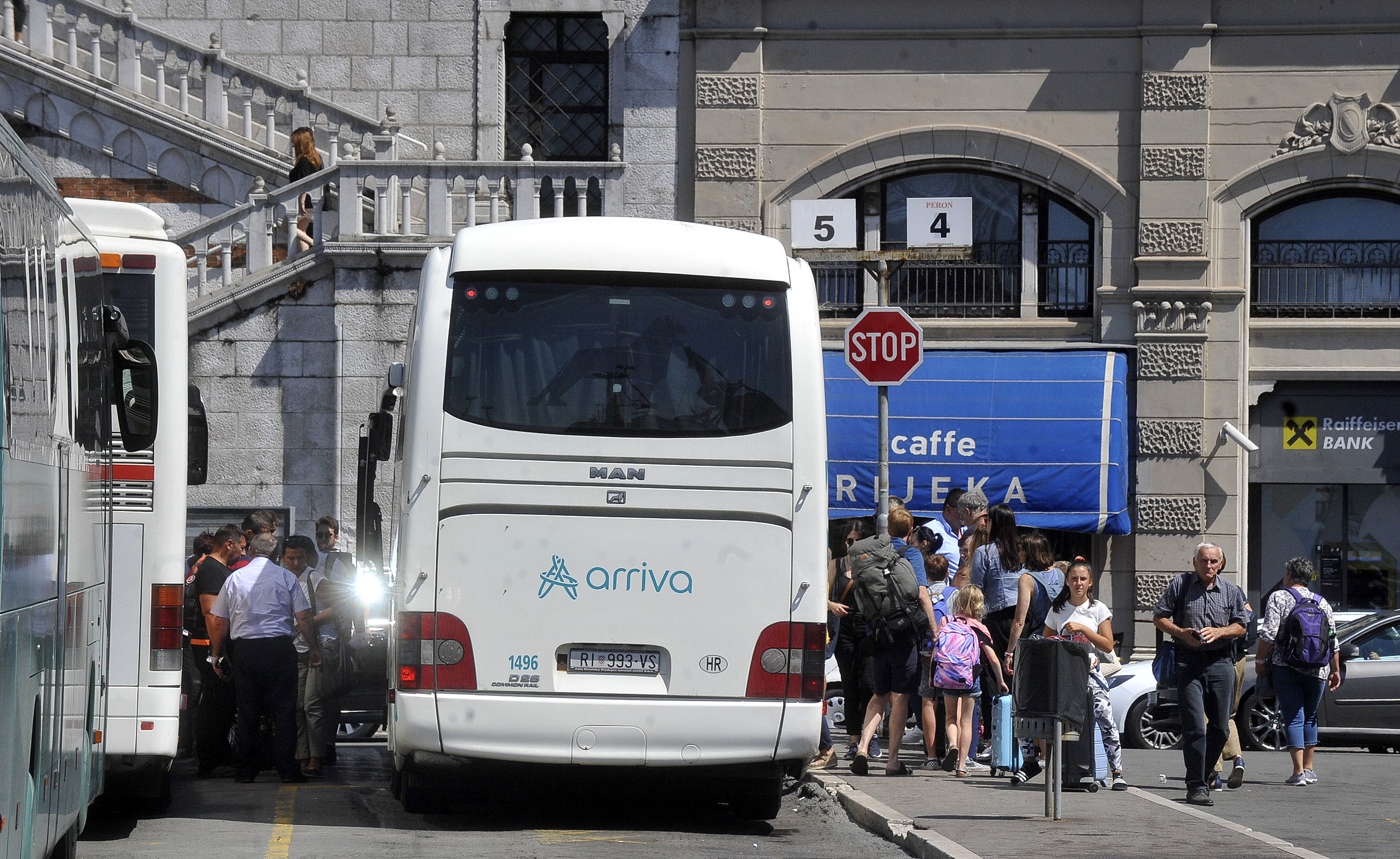 Često ni autobusi ne mogu do perona / Snimio Roni BRMALJ