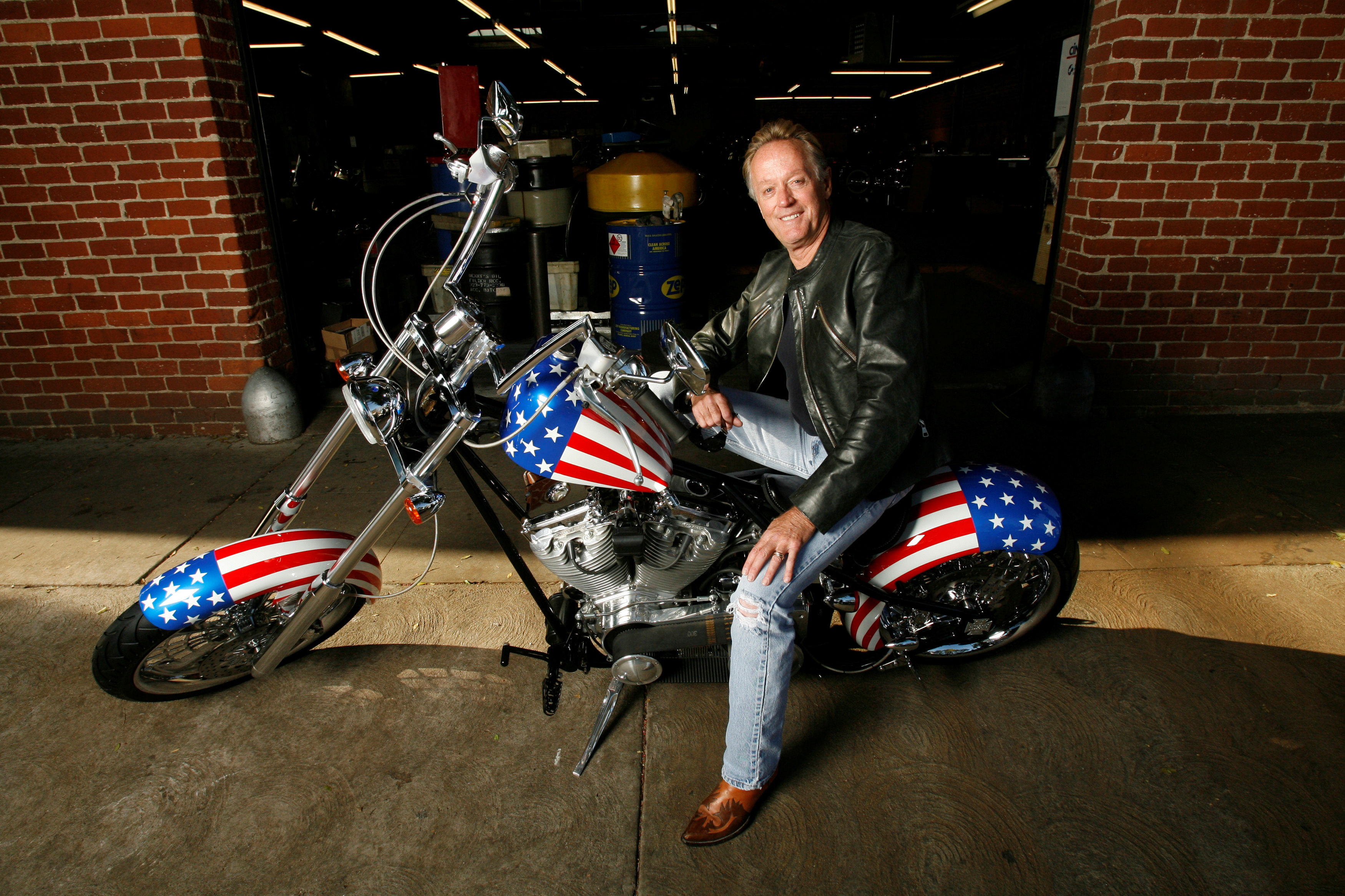 Slika Fonde na Harley-Davidsonu obojenom u boje američke zastave postala simbol jednog doba / Reuters