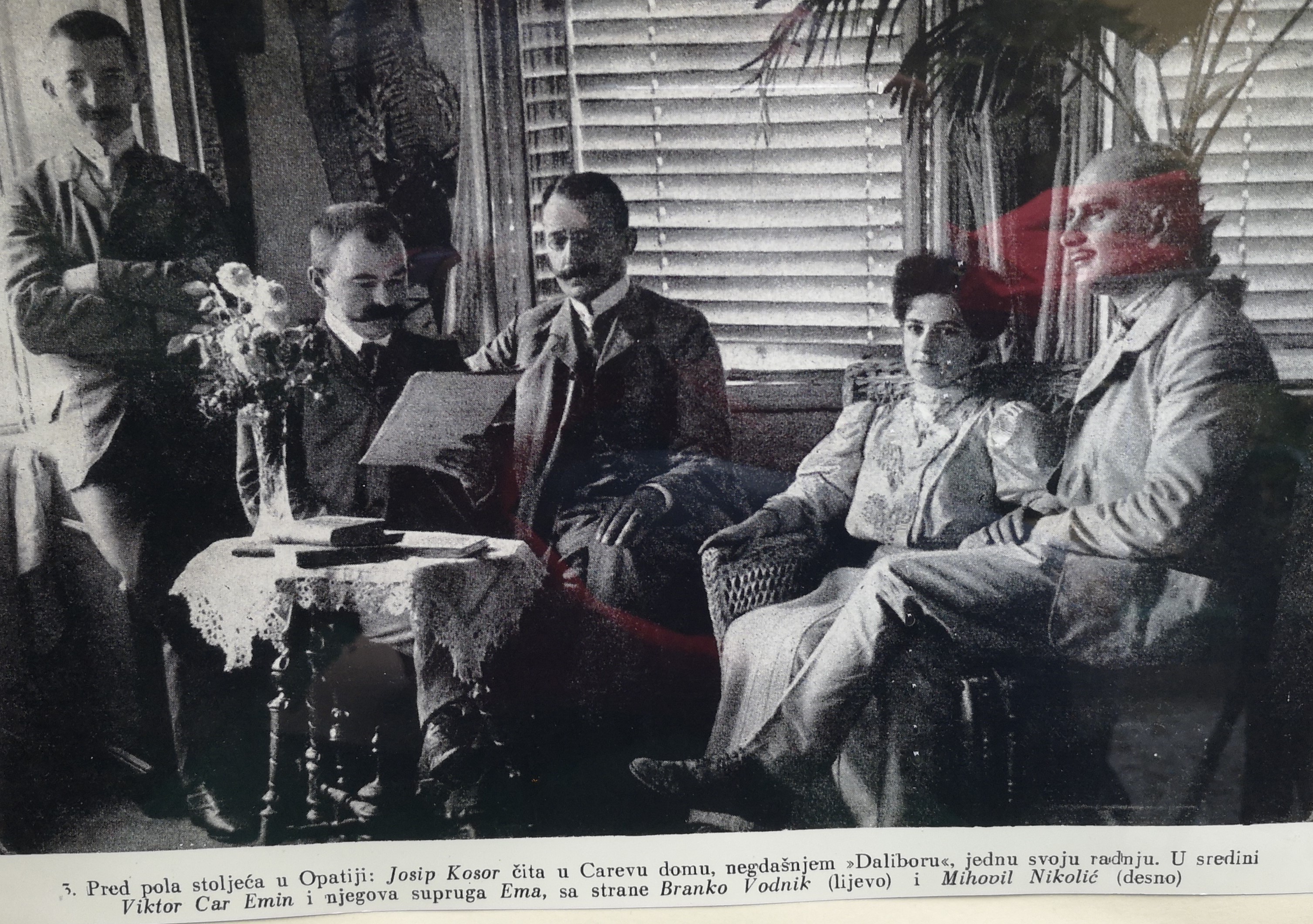 Fotografija snimljena u Vili Dalibor – Viktor Car Emin (u sredini) u društvu supruge Eme, Branka Vodnika, Josipa Kosora i Mihovila Nikolića
