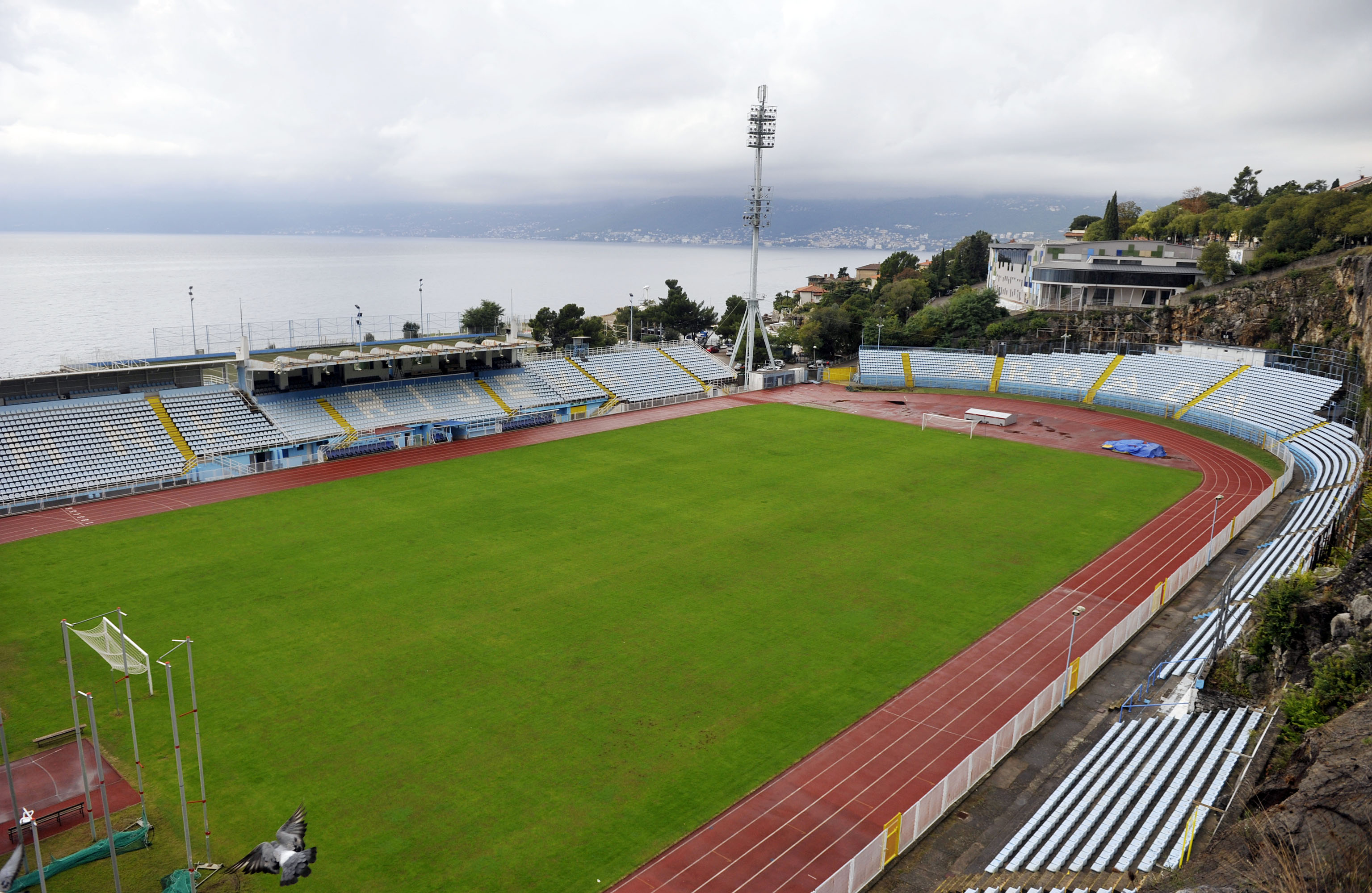 ZAPUŠTENA GRADSKA IMOVINA - Stadion na Kantridi polako propada zbog neadekvatnog održavanja / Foto Vedran KARUZA