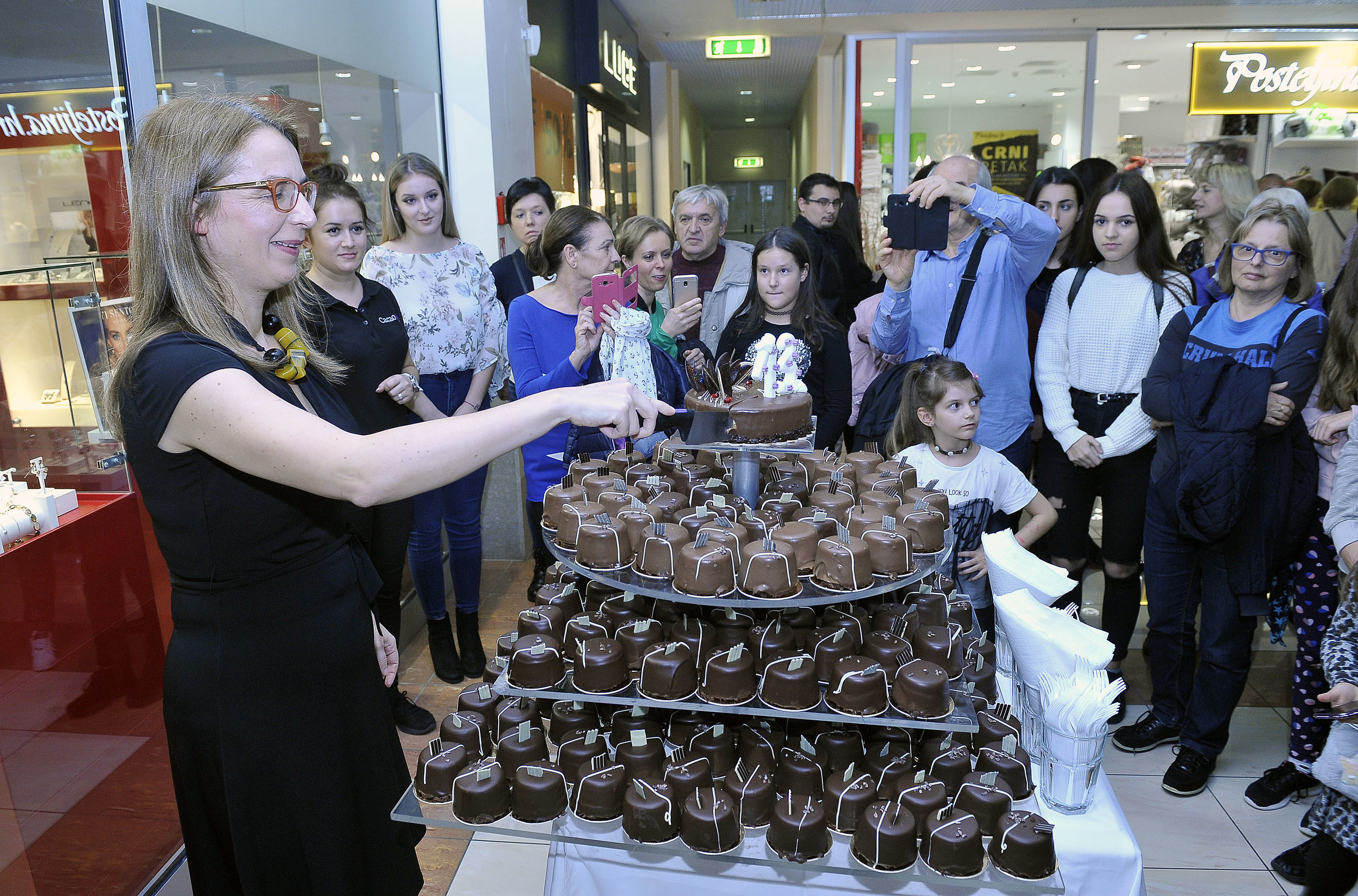 Tower Centar: Rođendanska torta od »tisuća« tortica / Snimio Roni BRMALJ