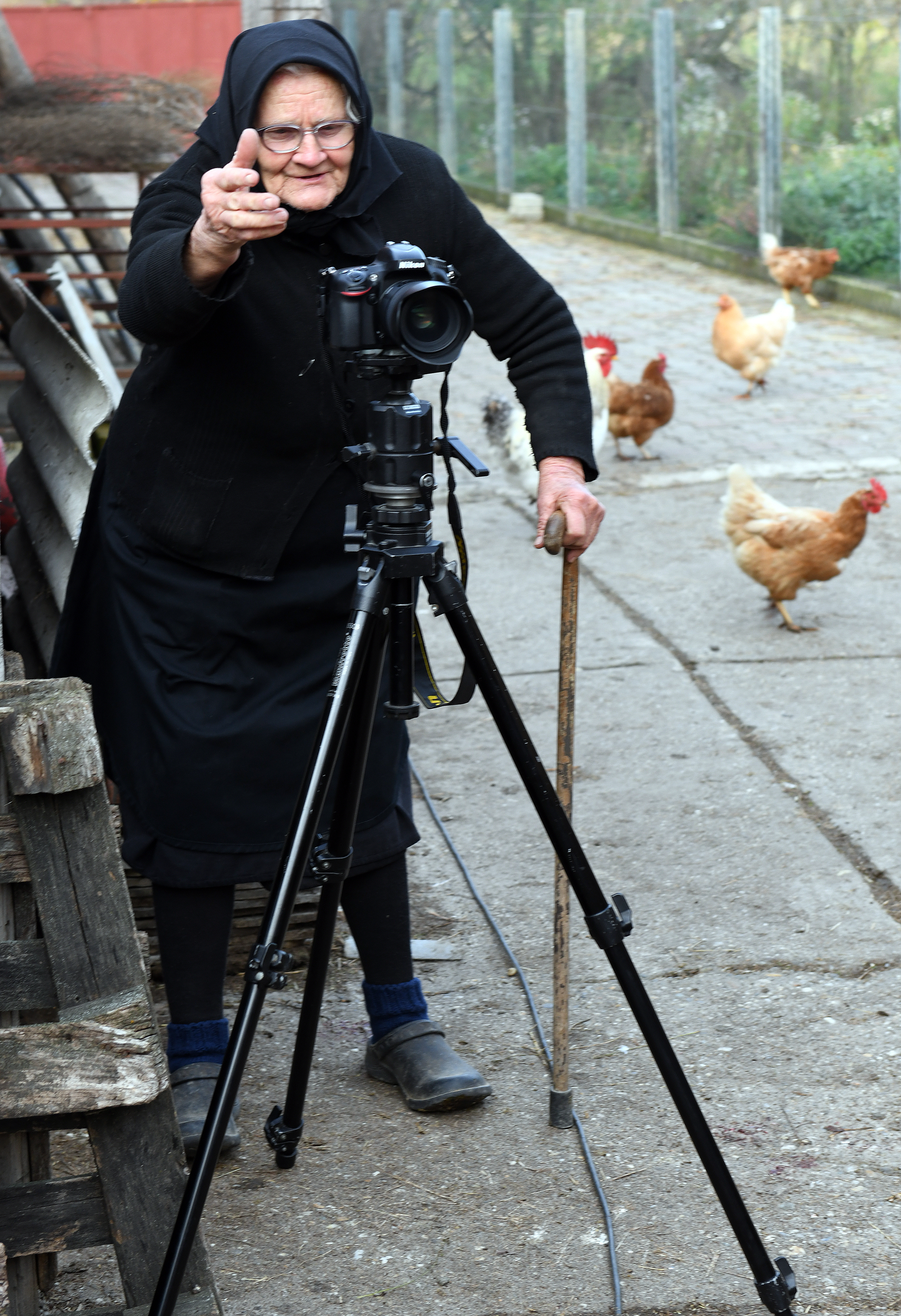 Mali, miči mi ovu snimalicu s puta, inače ću te ja snimiti štapom, rekla je teta Marica fotoreporteru / Snimio Marko GRACIN