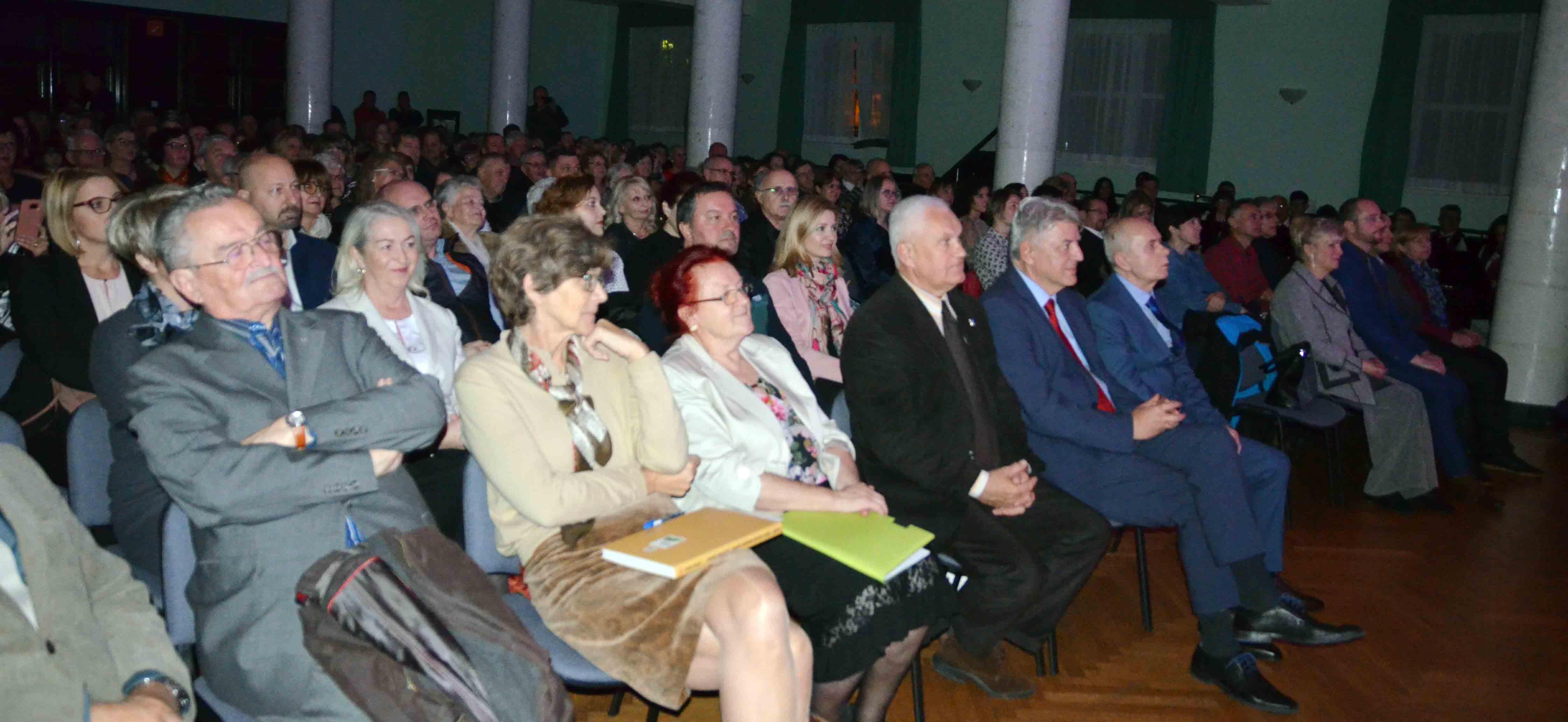 Prepuna dvrana Radničkog doma na svečarskoj fešti Radija Gorski kotar / Snimio Marinko KRMPOTIĆ