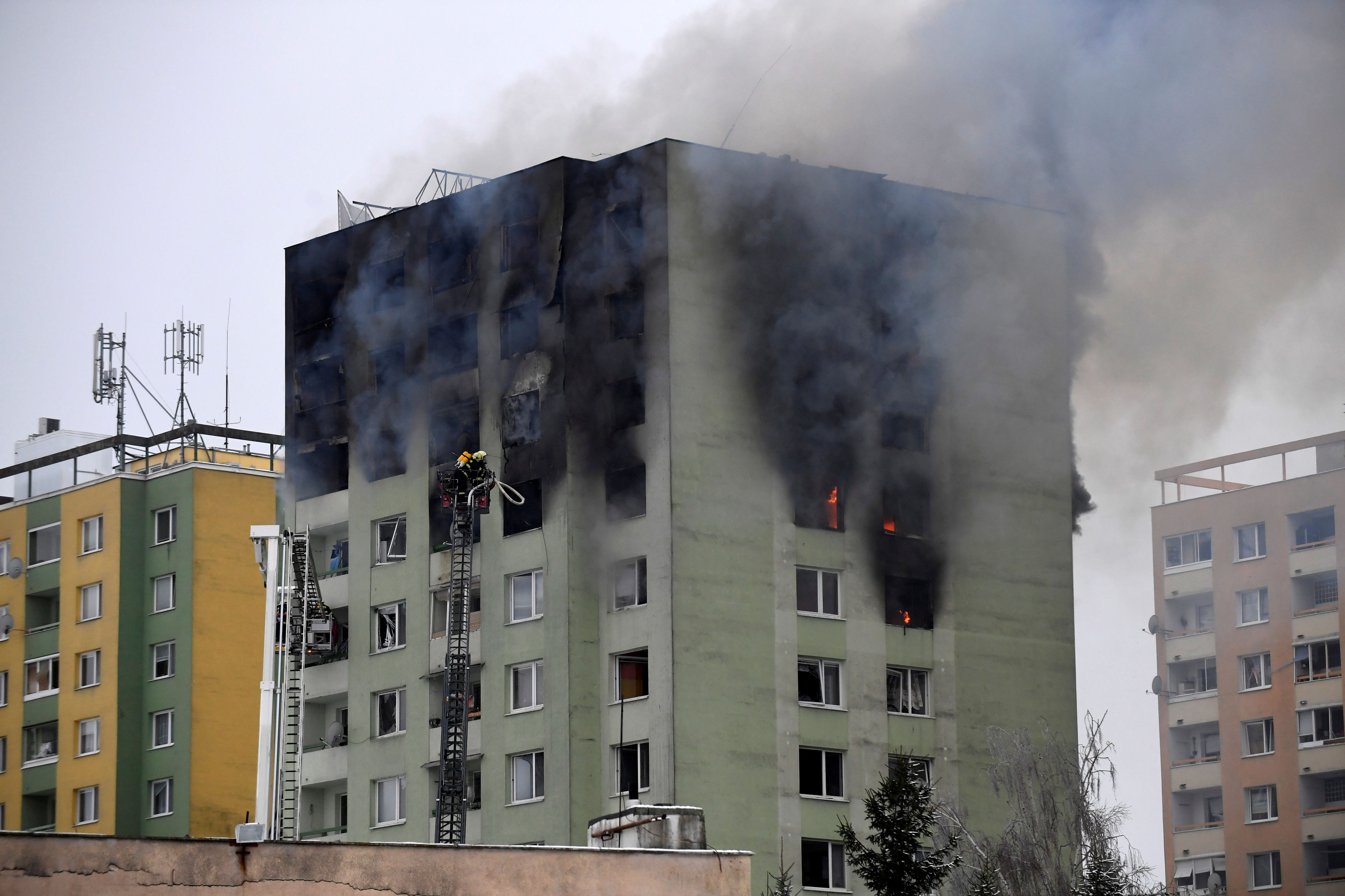 После взрывов газа. Подрывы многоэтажных зданий. Горящий многоэтажный дом. Взрыв бытового газа. Взрыв газа многоэтажка.