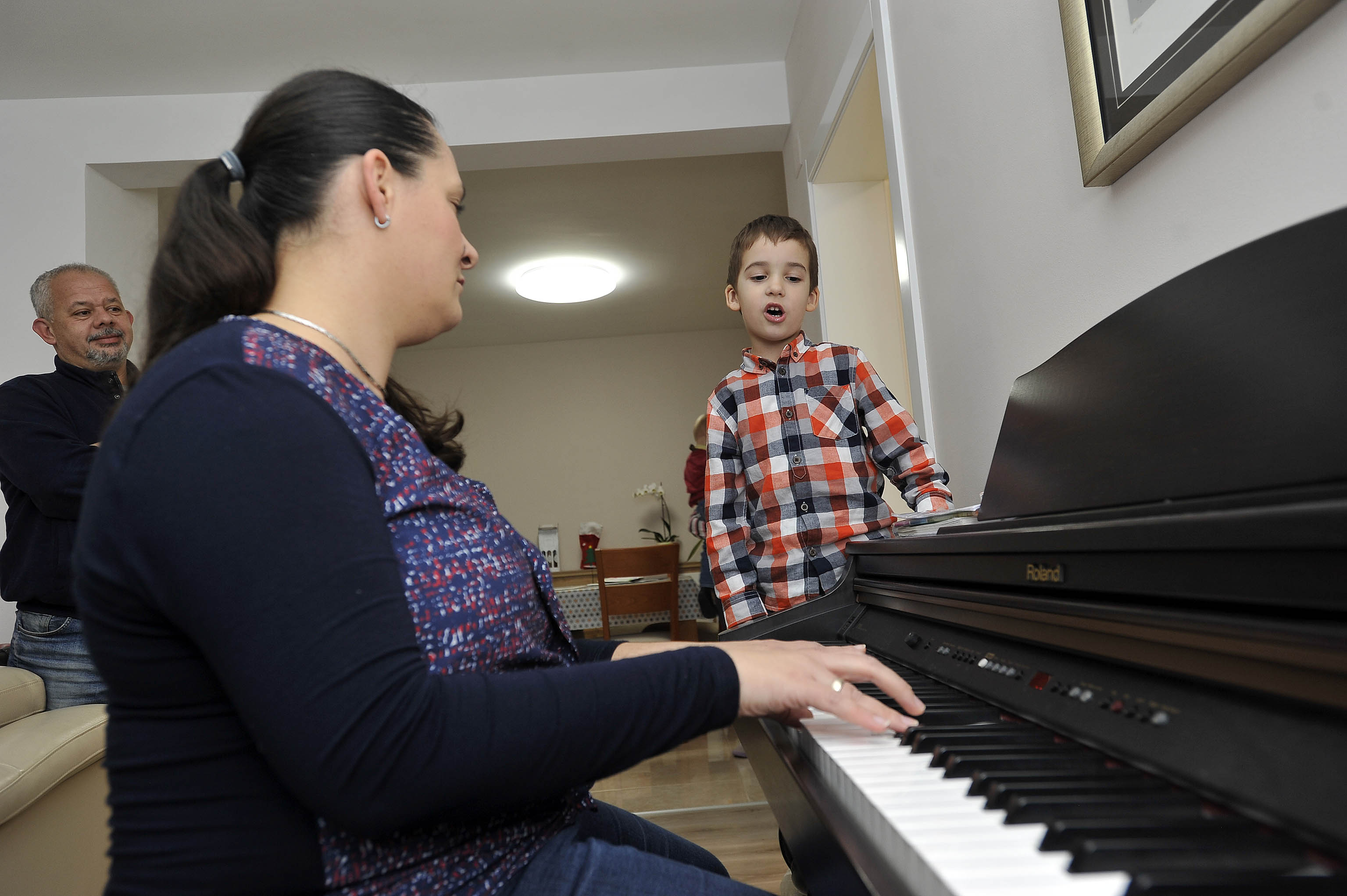 Božićne pjesme u Andrijinoj izvedbi i uz klavirsku pratnju mame Andrine / Foto Davor KOVAČEVIĆ