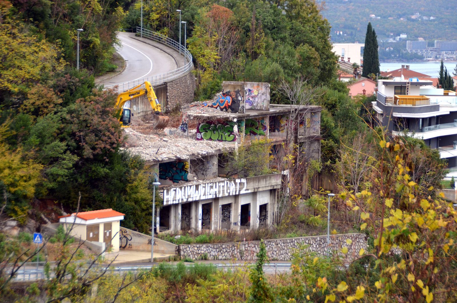 Ruši se tzv. nuklearka, nedovršena zgrada iza koje je stajao Gordan Širola, na Vrutkima, u Opatiji / Foto Nikola TURINA