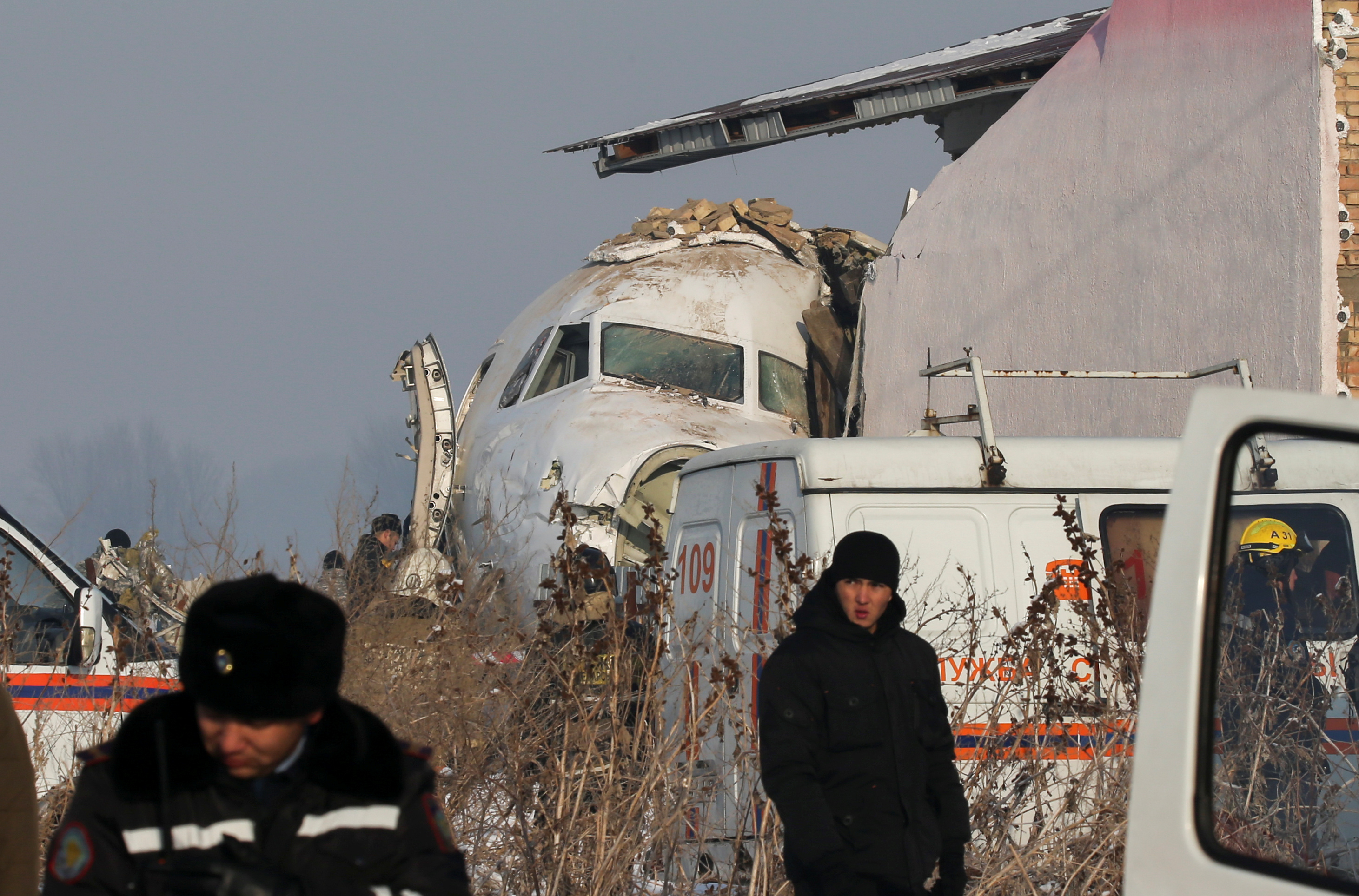 Какой самолет упал сегодня. Катастрофа ту-154 в Алма-Ате. Авиакатастрофа в Алма Ате 2019. Катастрофа Fokker 100 под Алма-атой. Fokker 100 bek Air катастрофа.