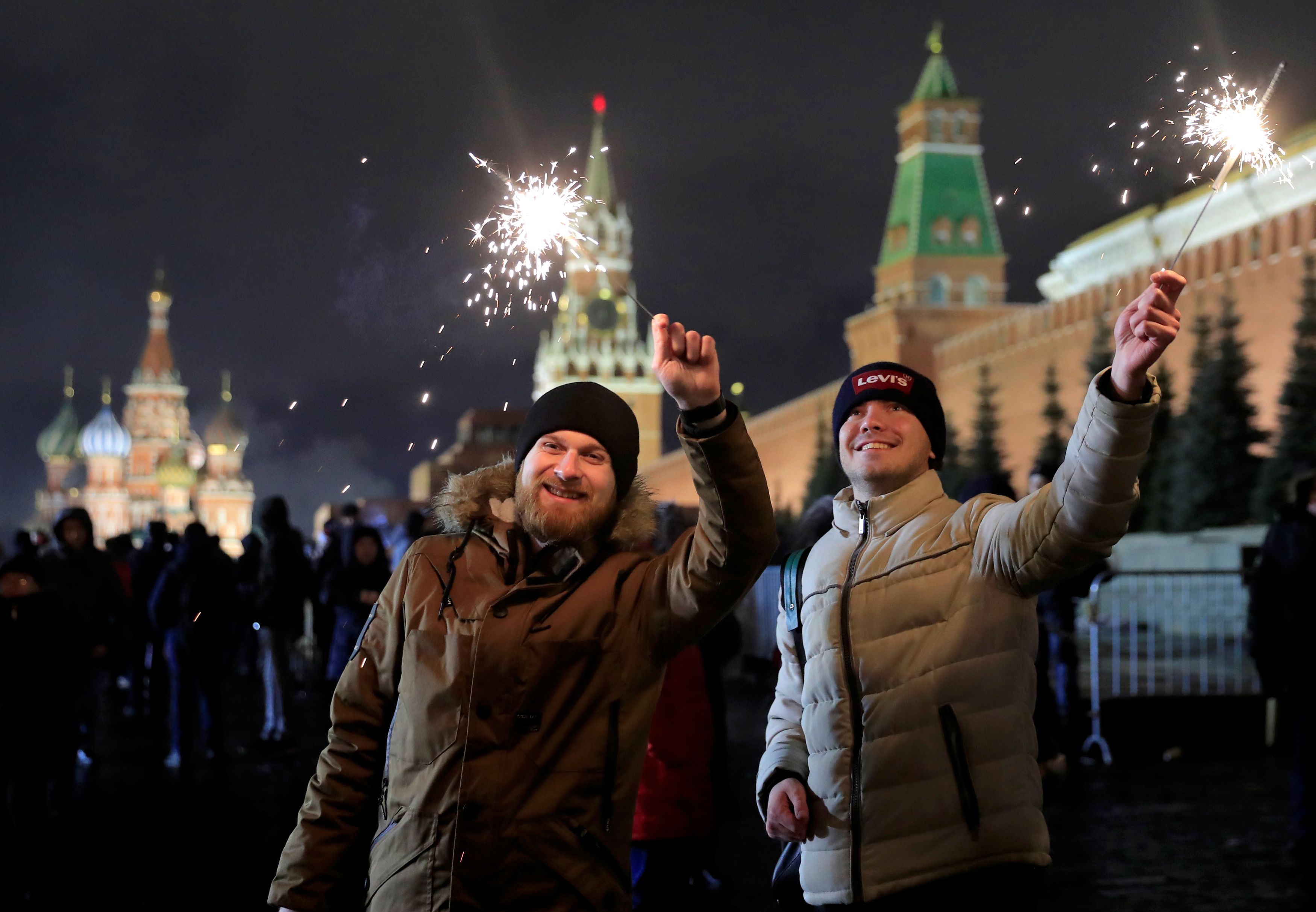 31 декабря считается. Празднование нового года в России. Красная площадь Москва зимой. Красная площадь Москва зимой сейчас. Декабрь в России.