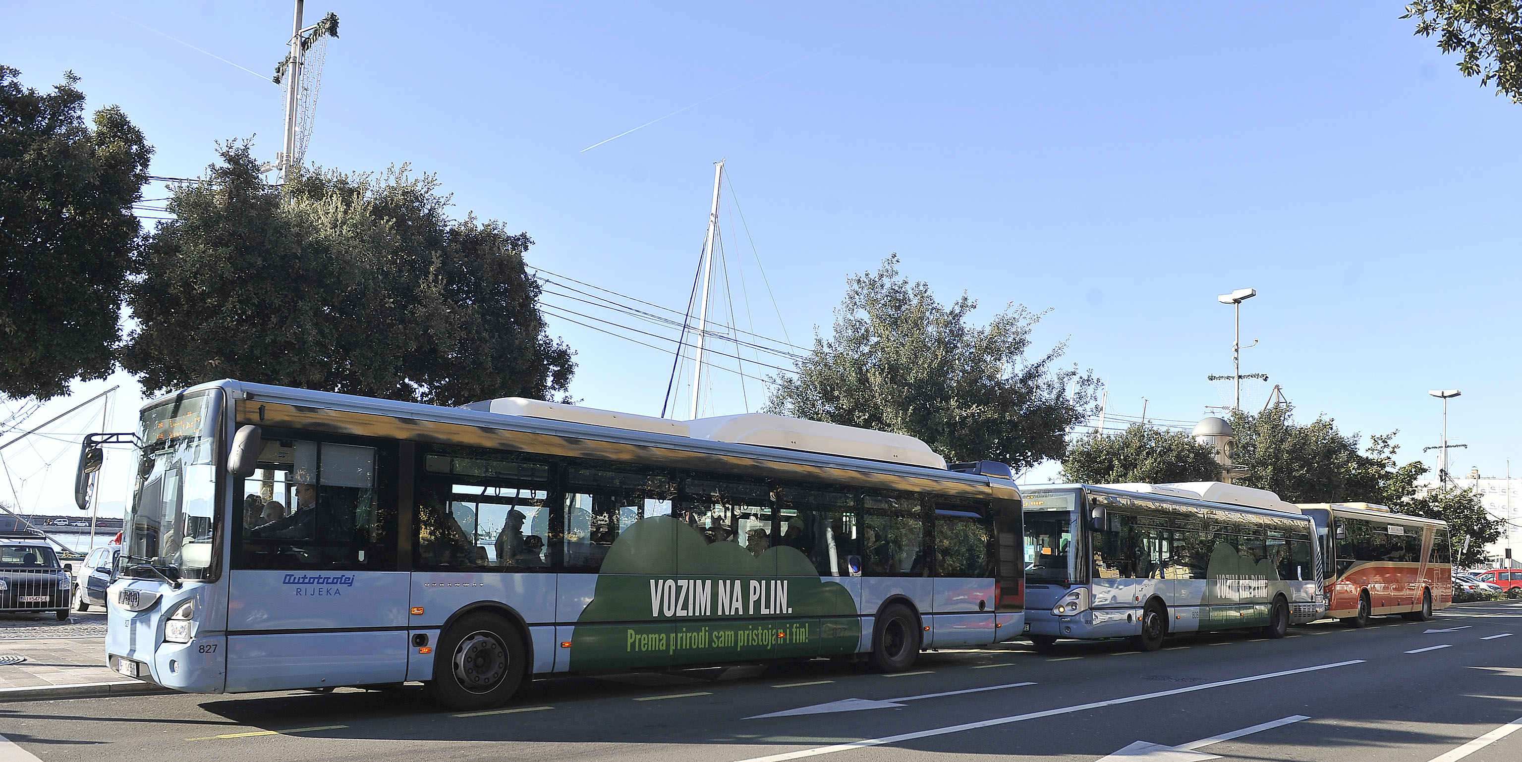 Novi autobusi Autotroleja i novi, na niže korigirani, vozni red / Snimio Roni BRMALJ