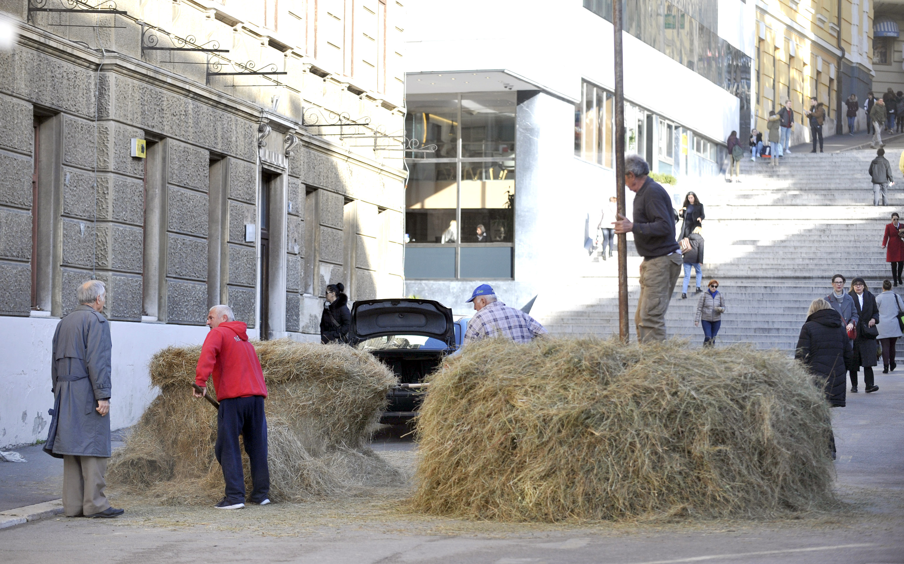 Ponovno postavljanje Stoga sijena na Trgu 128. brigade / Snimio Vedran KARUZA