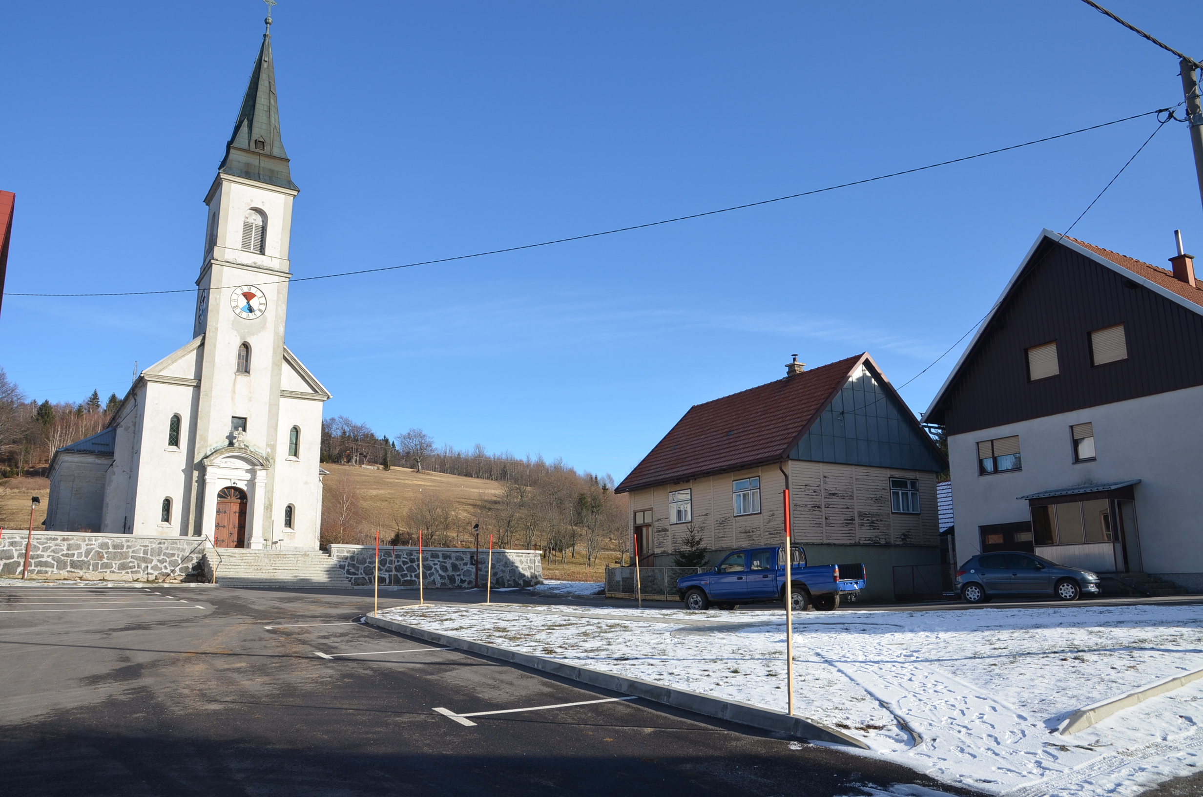 Uređen prostor i parkiralište ispred crkve sv. Terezije Avilske u Ravnoj Gori / Snimio Marinko KRMPOTIĆ