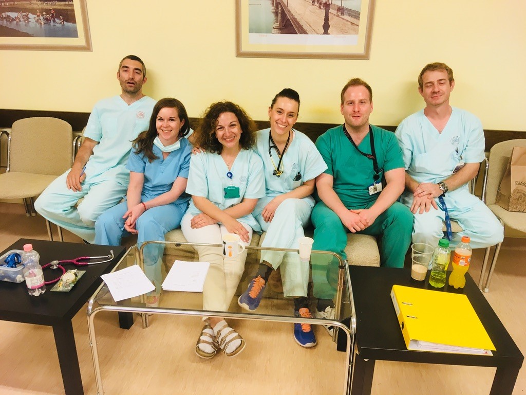 Dr. Janja Kuharić, specijalizantica anesteziologije (četvrta s lijeva)  na edukaciji pod vodstvom prof. dr. Zsolta Molnara u Mađarskoj u Szegedu