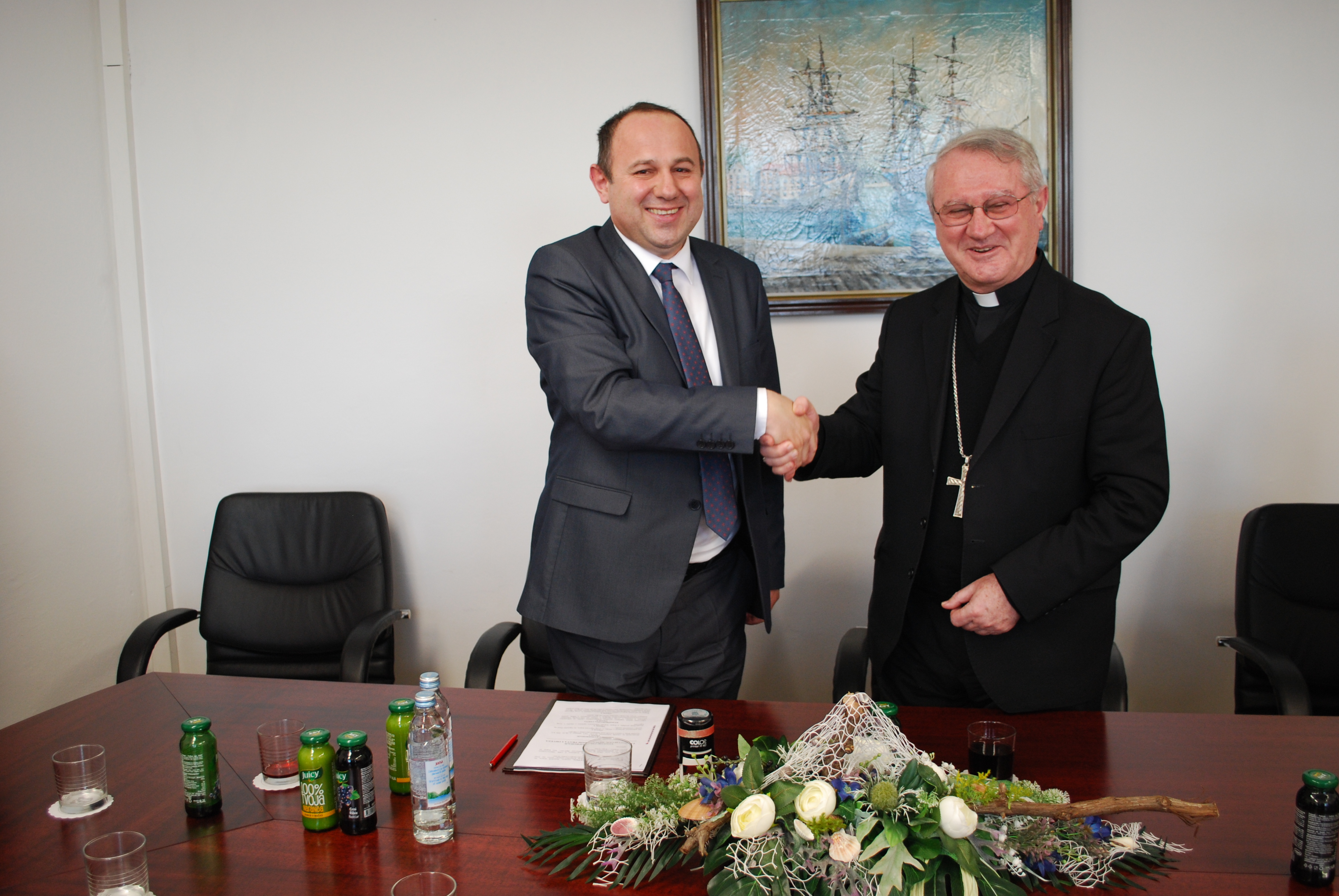 Gradonačelnik Sanjin Rukavina i biskup Zdenko Križić nakon potpisivanja ugovora / Snimio Dorotea PRPIĆ