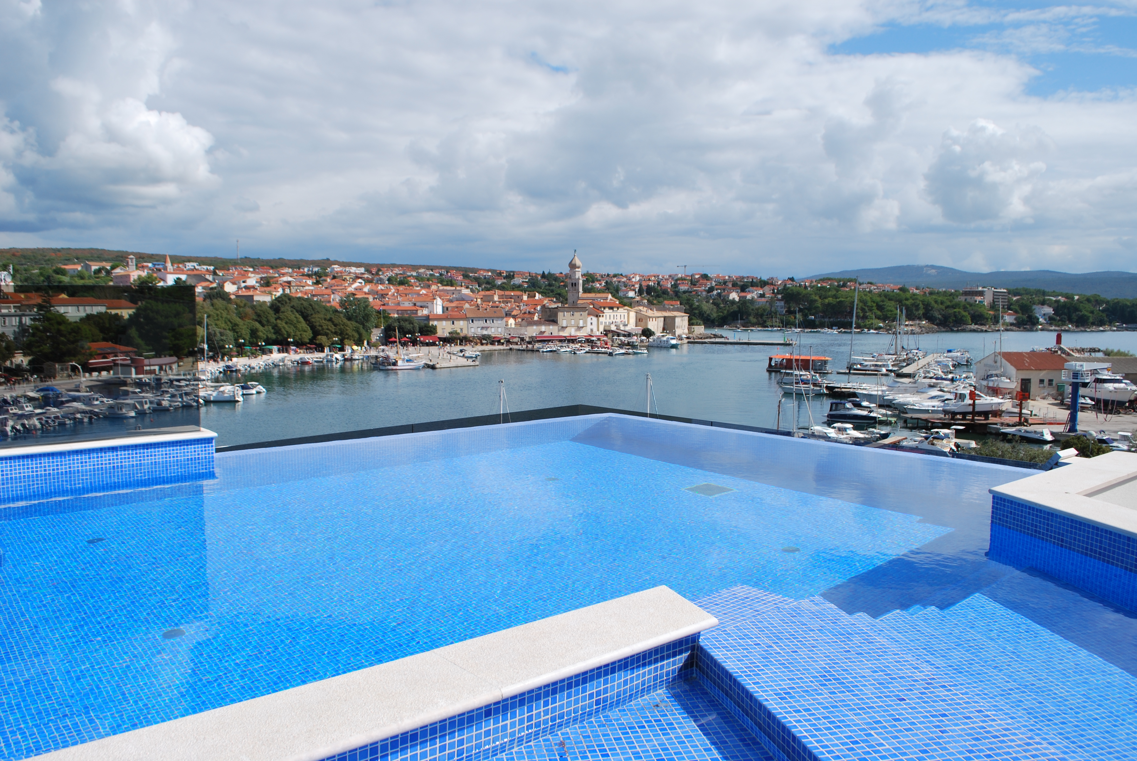 Pogled s krova hotela na krčku luku, hotel Maritim,