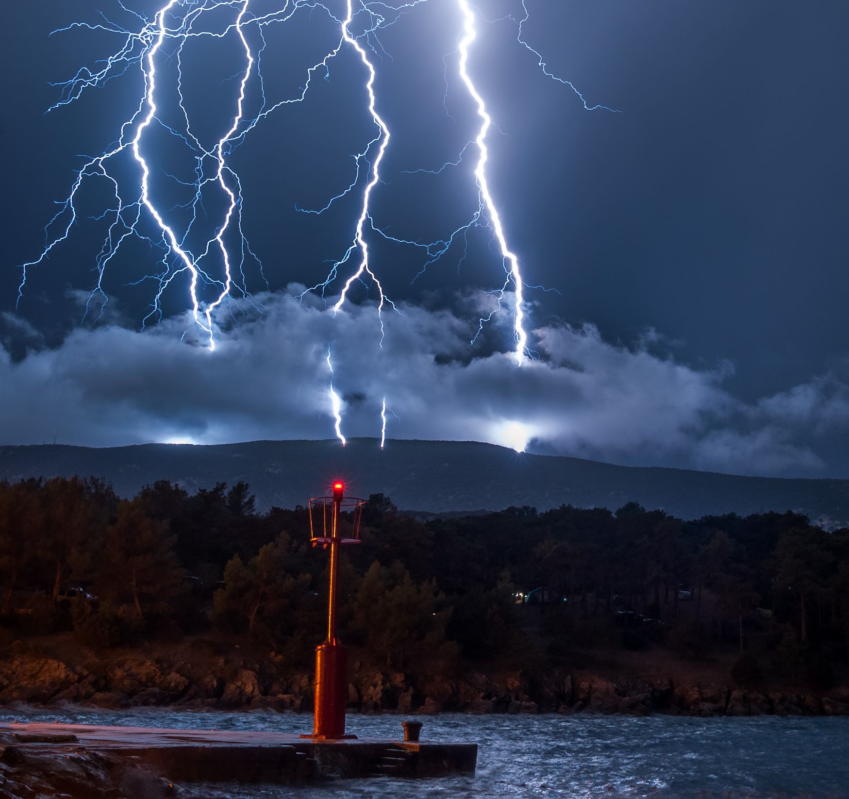 Lovac na oluje s otoka Lošinja, genijalnim fotografijama munja, oblaka i drugih meteoroloških pojava izaziva oduševljenje ljudi diljem Hrvatske, ali i inozemstva