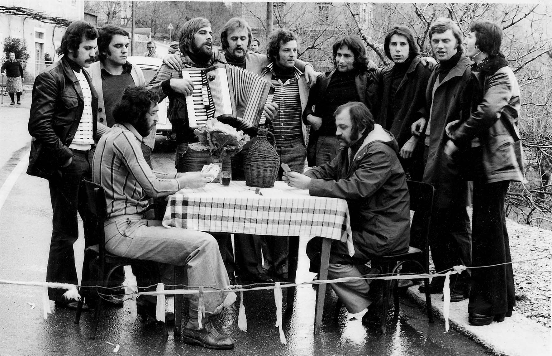 Kad se ženila Marica i Slaven, 1977. leta, put prepričili: Stipica, Miljenko, Drago, Željko, Goran, Iva, Stipica, Iva, Boris, a harte igrali Vlado i Tinko