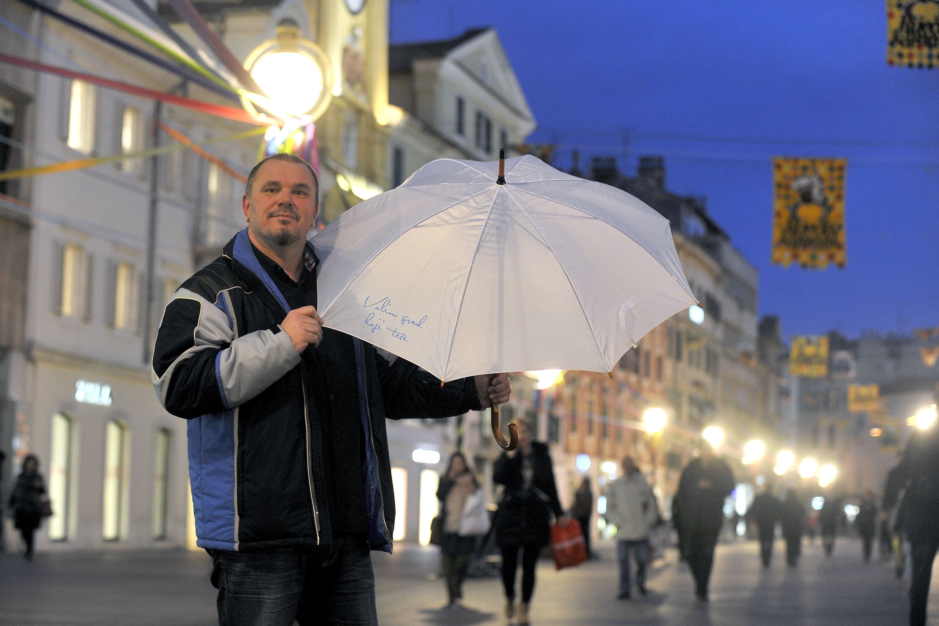 Iako je epitet »grad koji teče« Rijeka dobila zbog nekih drugih razloga, a ne zbog velikih količina kiše, ovaj slogan za dizajn kišobrana iskoristio je Ivica Brusić-Brujo / Foto Roni BRMALJ