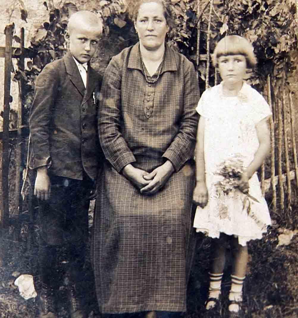 Anton kao dječak s majkom Agnezom i sestrom Stankom