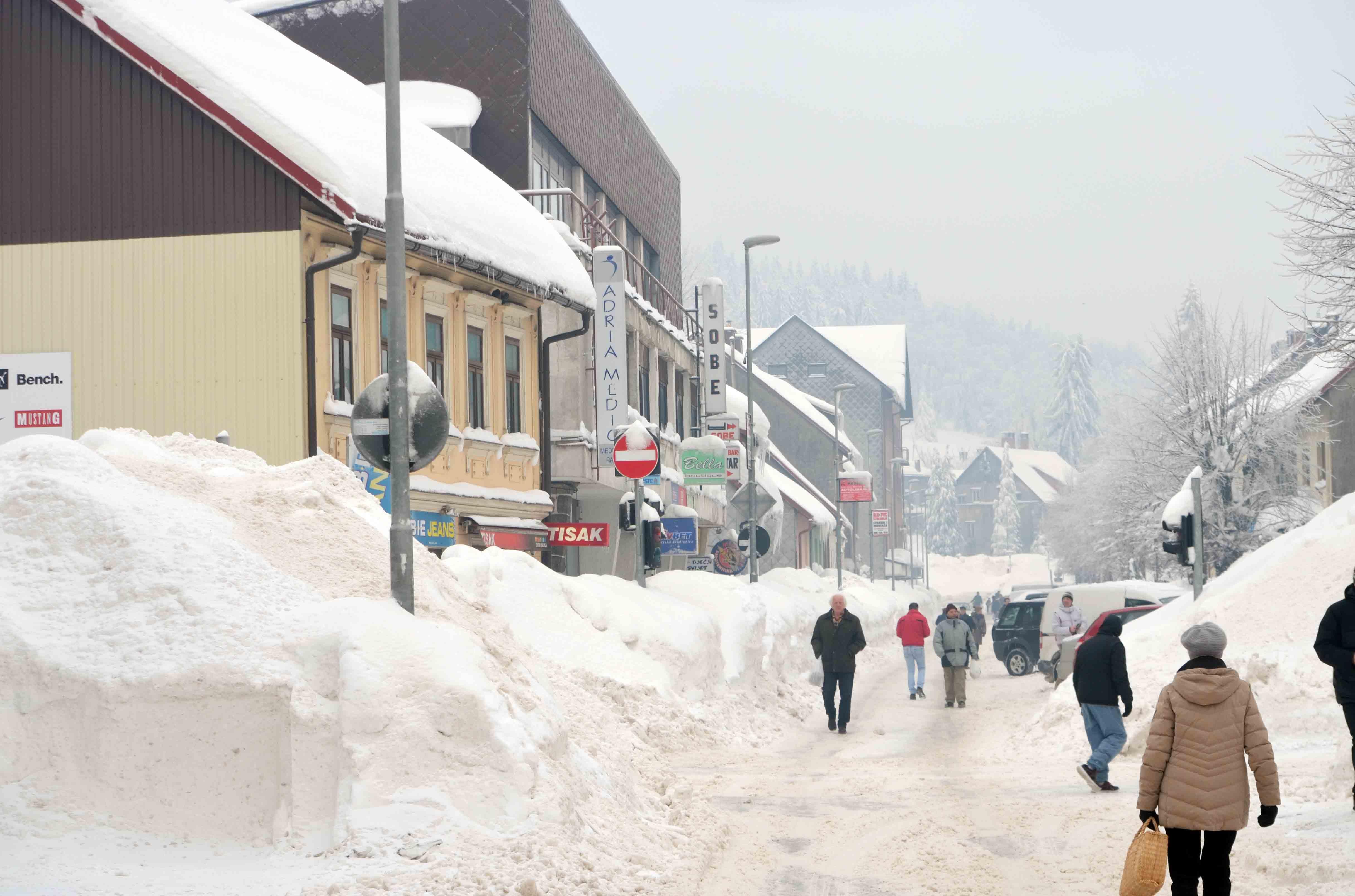 Naslage snijega u Delnicama nadilaze prosječnu visinu čovjeka / Foto Marinko KRMPOTIĆ