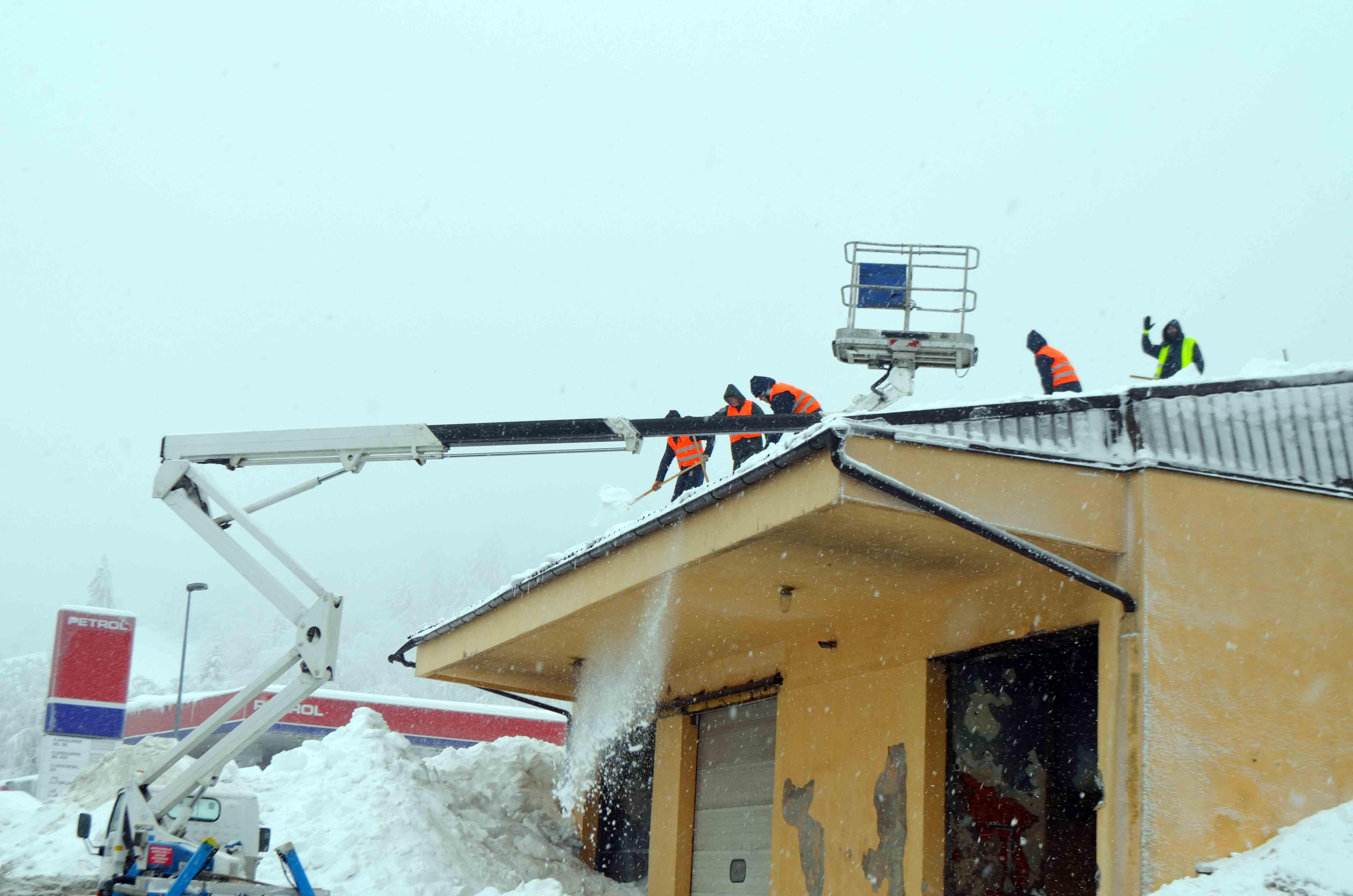 Čišćenje snijega s nadstrešnice Hrvatskih cesta u Delnicama / Foto Marinko KRMPOTIĆ