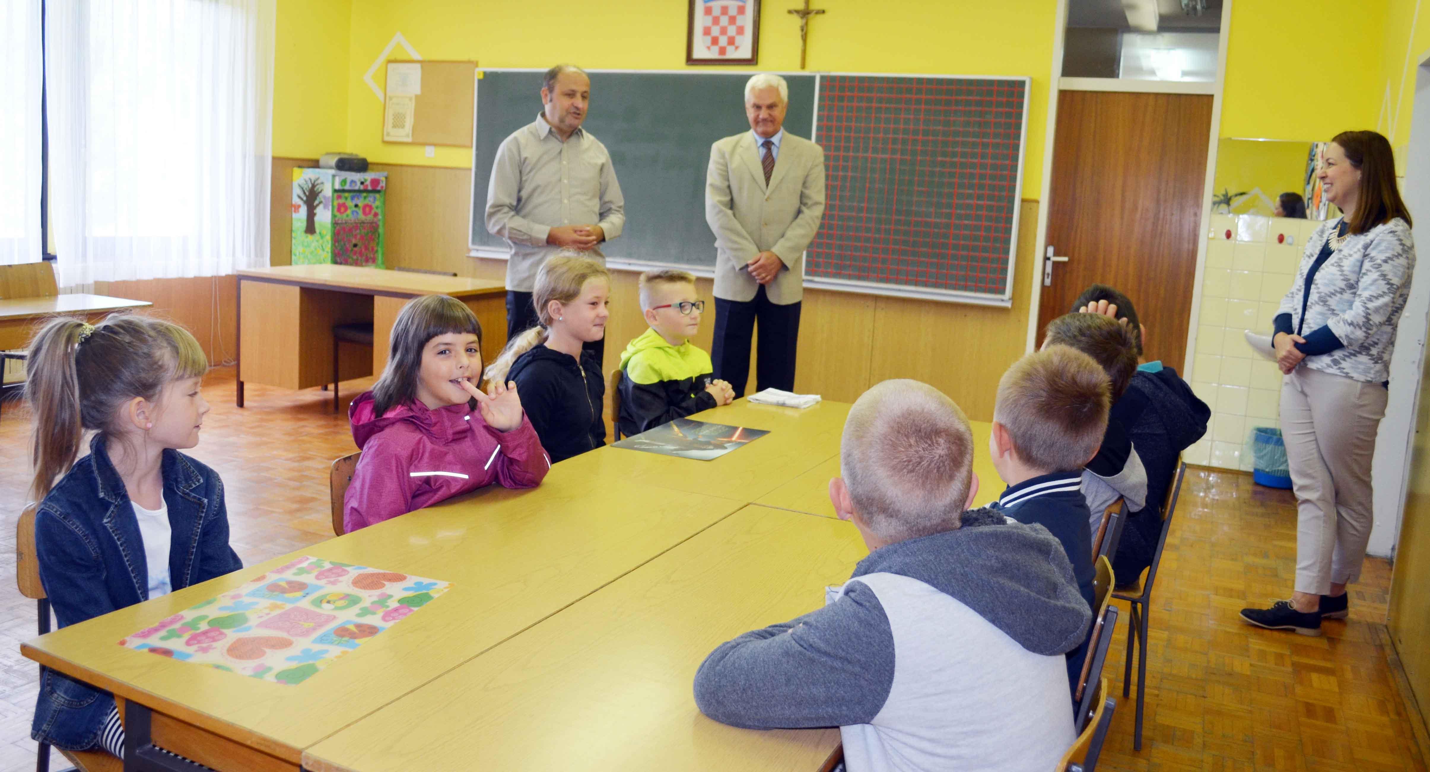 Crnoluške osnovce, njih osmero, pozdravili su ravnatelj škole Mladen Bolf te delnički gradonačelnik Ivica Knežević