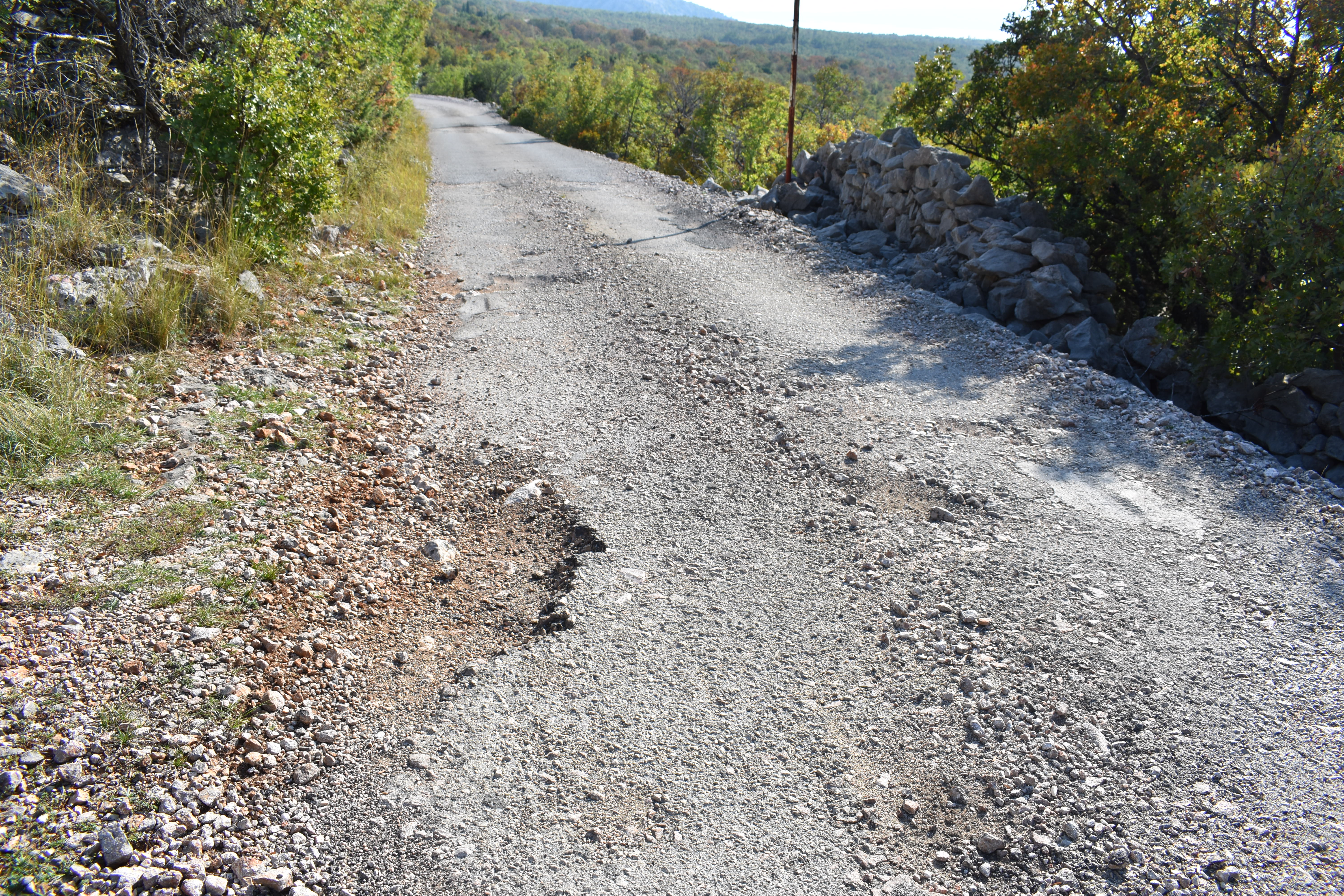 Cesta za Donji Starigrad vapi za obnovom / Snimio Marin SMOLČIĆ