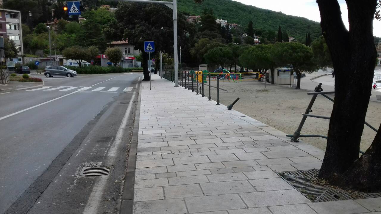 Fiat 500 probio ogradu i sletio na plažu Ičići, snimio Vedran KARUZA