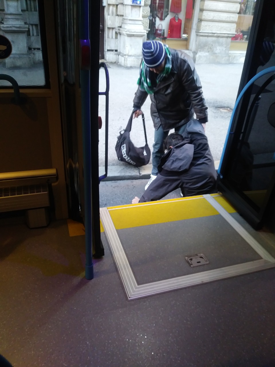 Žabica, incident, pijani putnici htjeli ući u autobus,